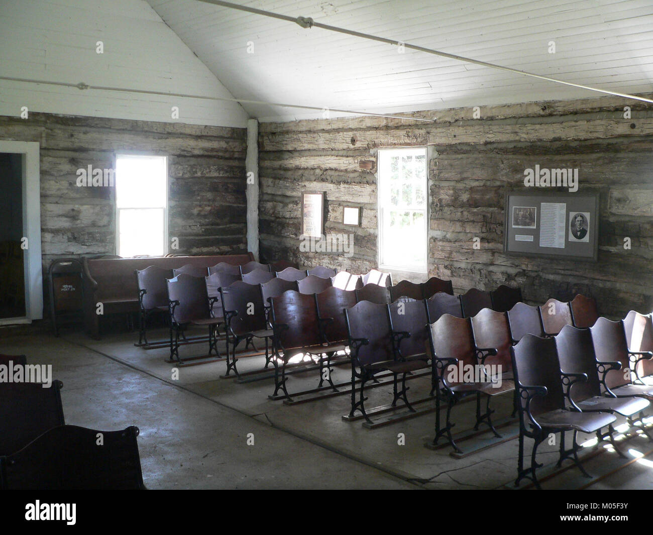 L'interno della Brown Earth Church è noto per il suo design unico e la sua maestria artigianale. La chiesa presenta elementi architettonici distintivi e un'atmosfera invitante per i fedeli. Foto Stock