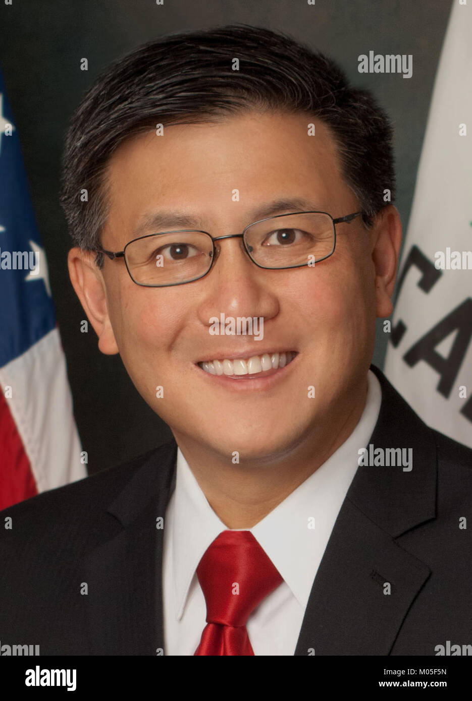 John Chiang è stato tesoriere dello Stato della California, supervisionando le operazioni e gli investimenti finanziari dello Stato. Questa immagine ritagliata cattura il suo ruolo professionale durante il suo mandato. Foto Stock