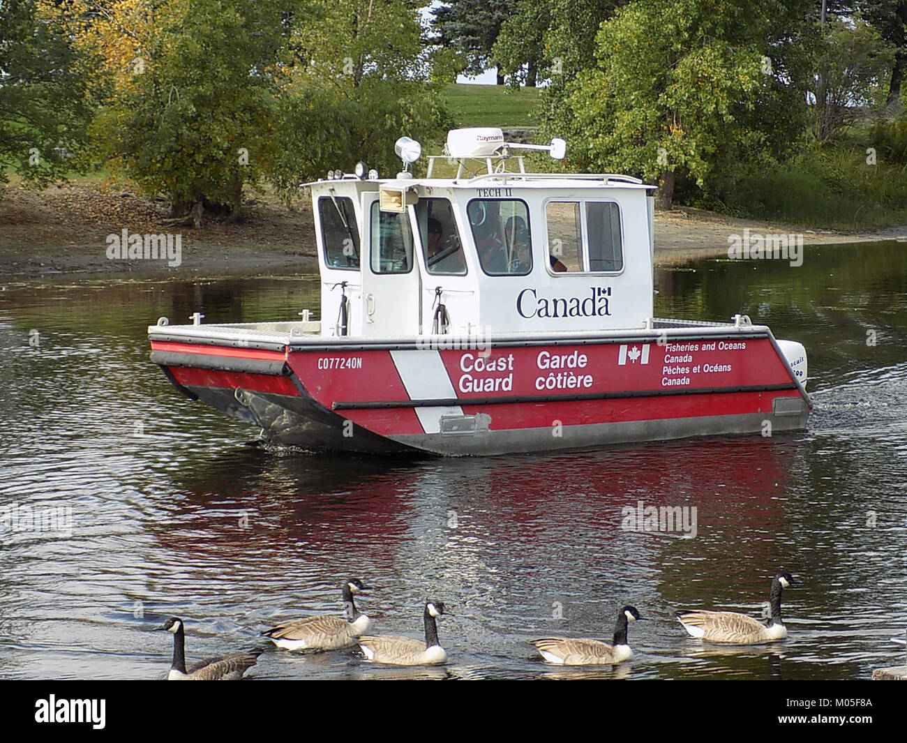 La Canadian Coast Guard Buoy Tender Tech II è una nave utilizzata dalla Canadian Coast Guard per la manutenzione di boe di navigazione e altri aiuti alla navigazione. La nave svolge un ruolo fondamentale nella sicurezza marittima nelle acque canadesi. Foto Stock