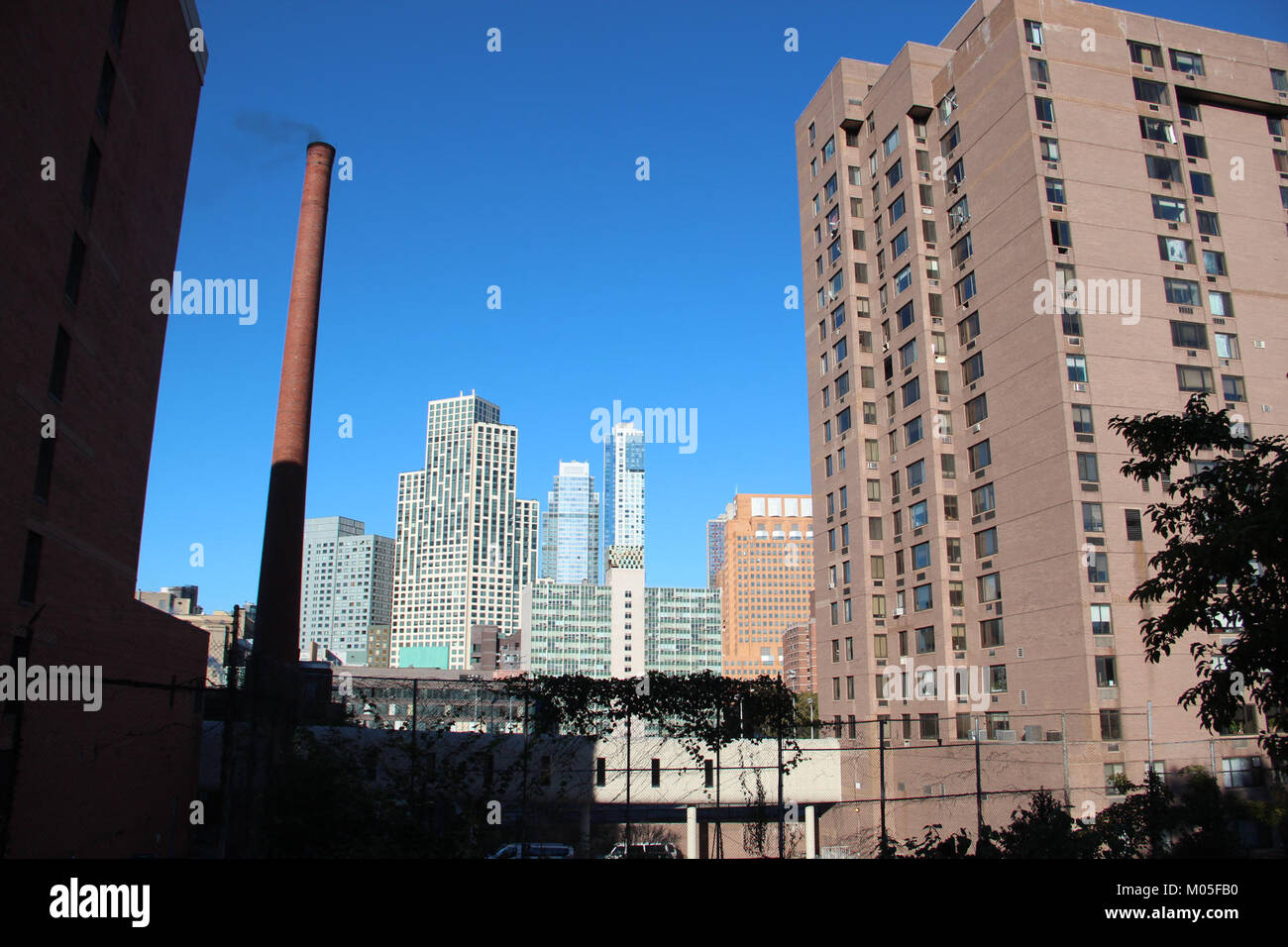 Questa immagine, scattata nell'ottobre 2017, mostra il Brooklyn Hospital Center dal punto panoramico di Fort Greene Park. La foto evidenzia la posizione dell'ospedale e il suo ruolo nello skyline di Brooklyn. Foto Stock