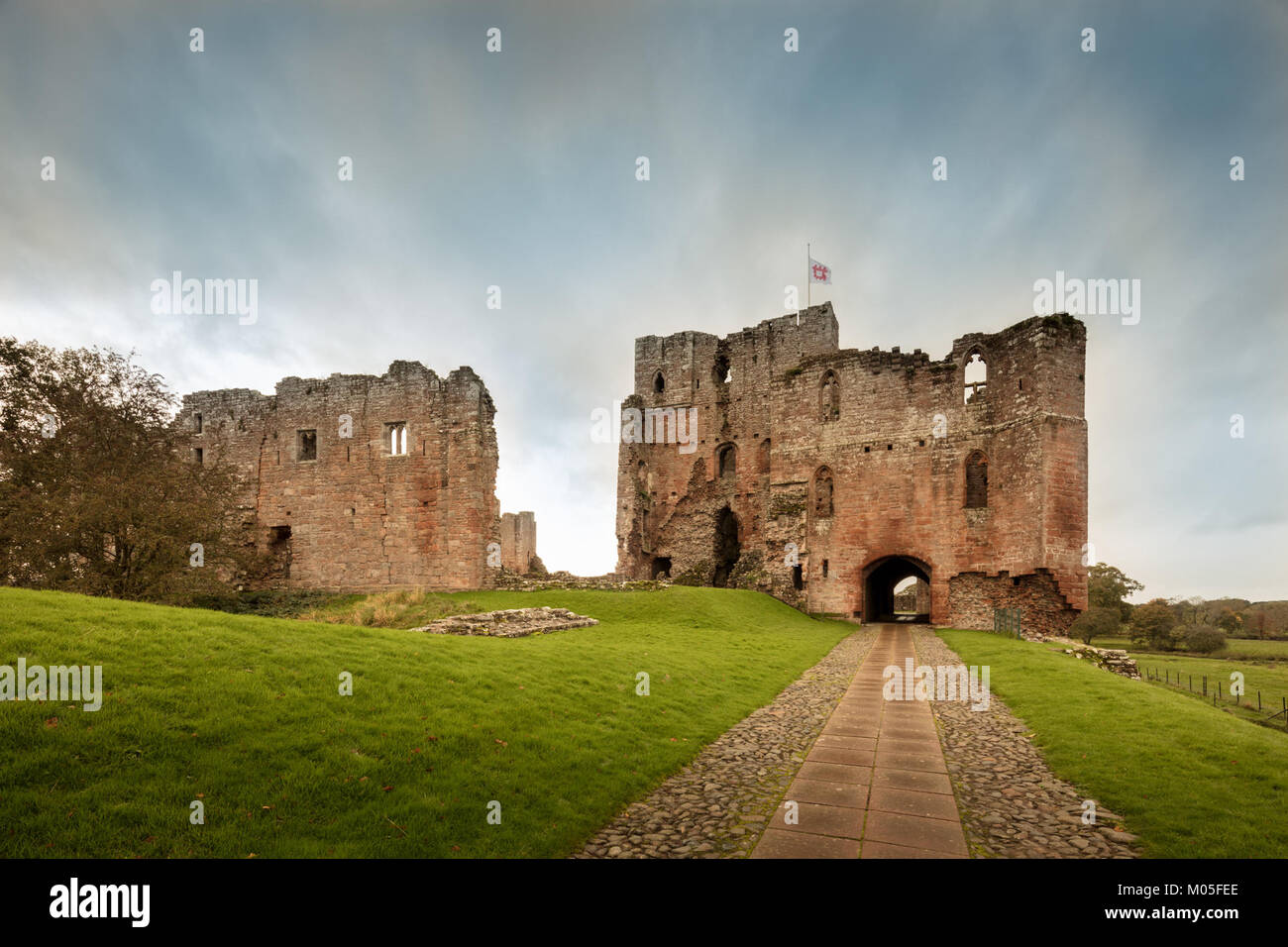 Brougham Castle è una fortezza storica situata in Cumbria, Inghilterra. Risale al XIII secolo e si erge come un significativo esempio di architettura militare medievale nella regione. Foto Stock