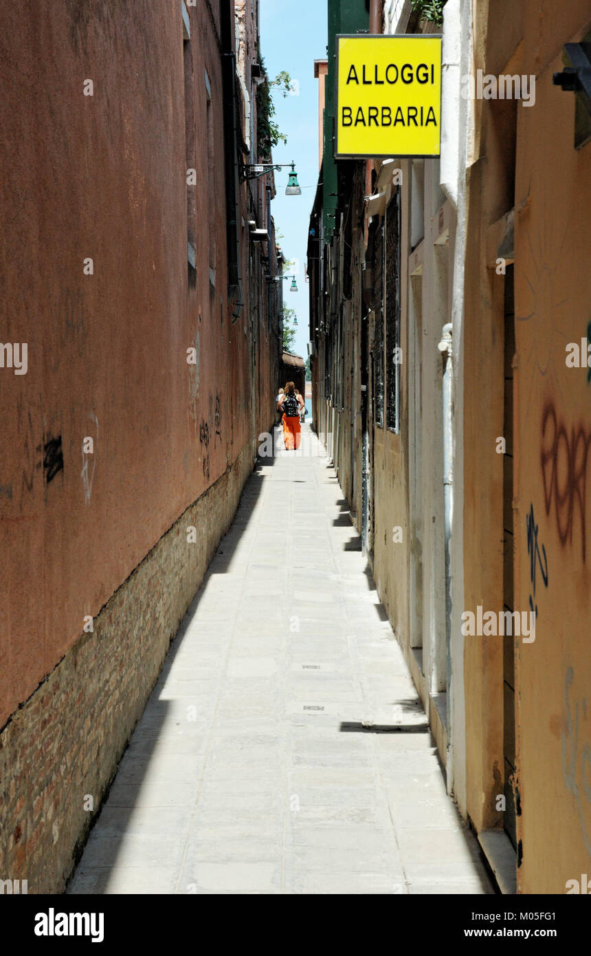 Calle delle Cappuccine a Venezia è una stradina stretta situata nel cuore della città. Questa foto, scattata nel 2005, cattura la caratteristica architettura veneziana e gli stretti passaggi pedonali tipici dei quartieri storici della città. Foto Stock