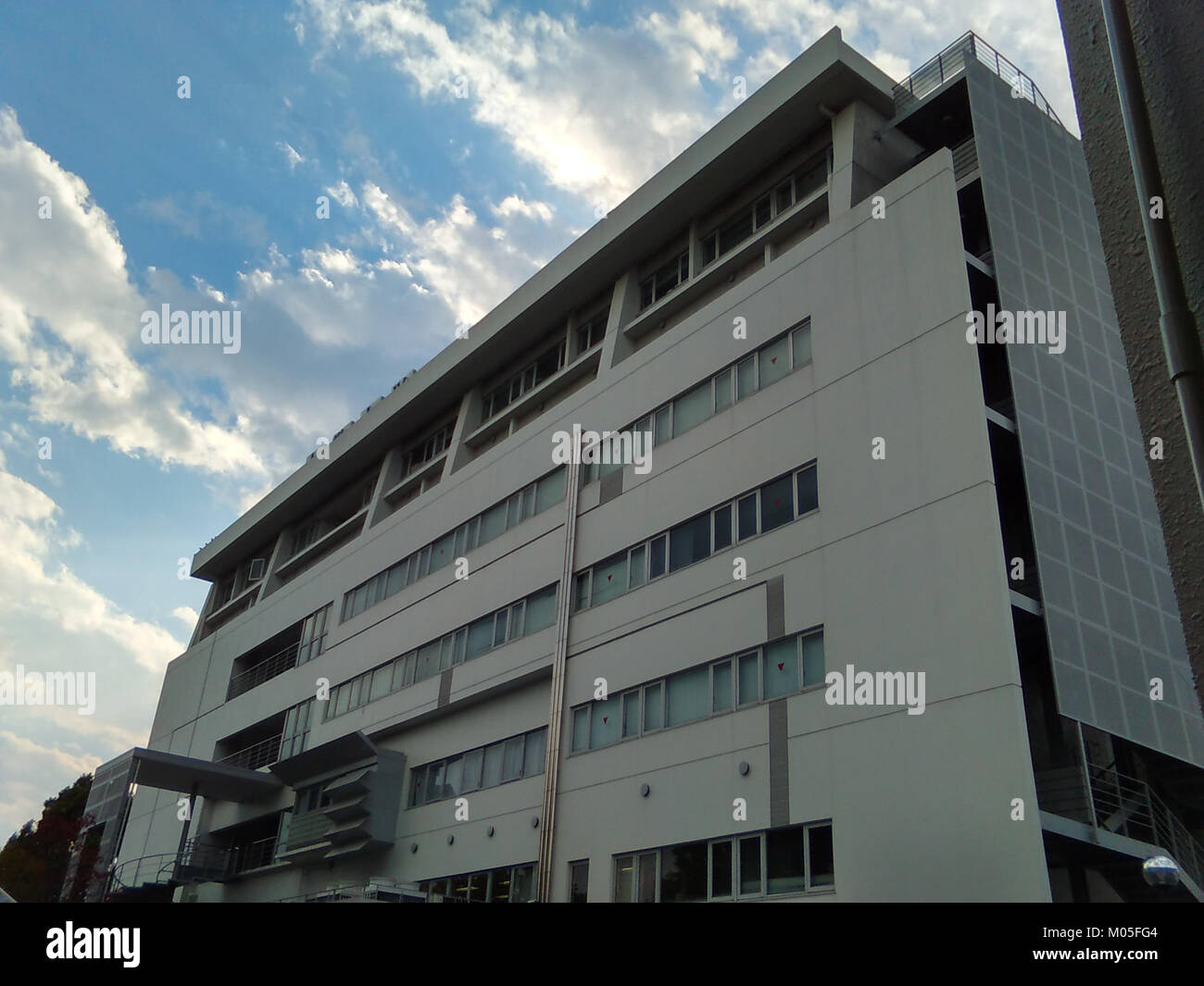 Questa foto mostra l'edificio della Bunkyo University a Koshigaya, Giappone, scattato il 4 novembre 2017. Il moderno design architettonico riflette l'impegno dell'università nei confronti dell'istruzione superiore e il suo ruolo nella comunità locale. Foto Stock