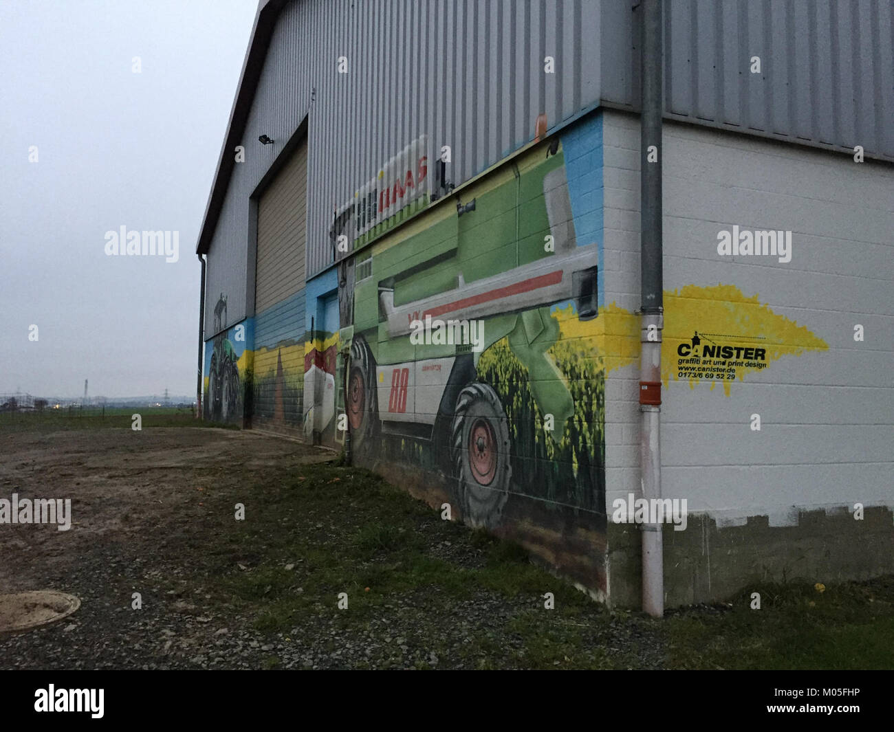Un canister trovato a Scheune Feld, Oberursel, è un elemento notevole del contesto storico della regione, probabilmente legato all'uso militare o civile durante l'inizio del XX secolo. Foto Stock