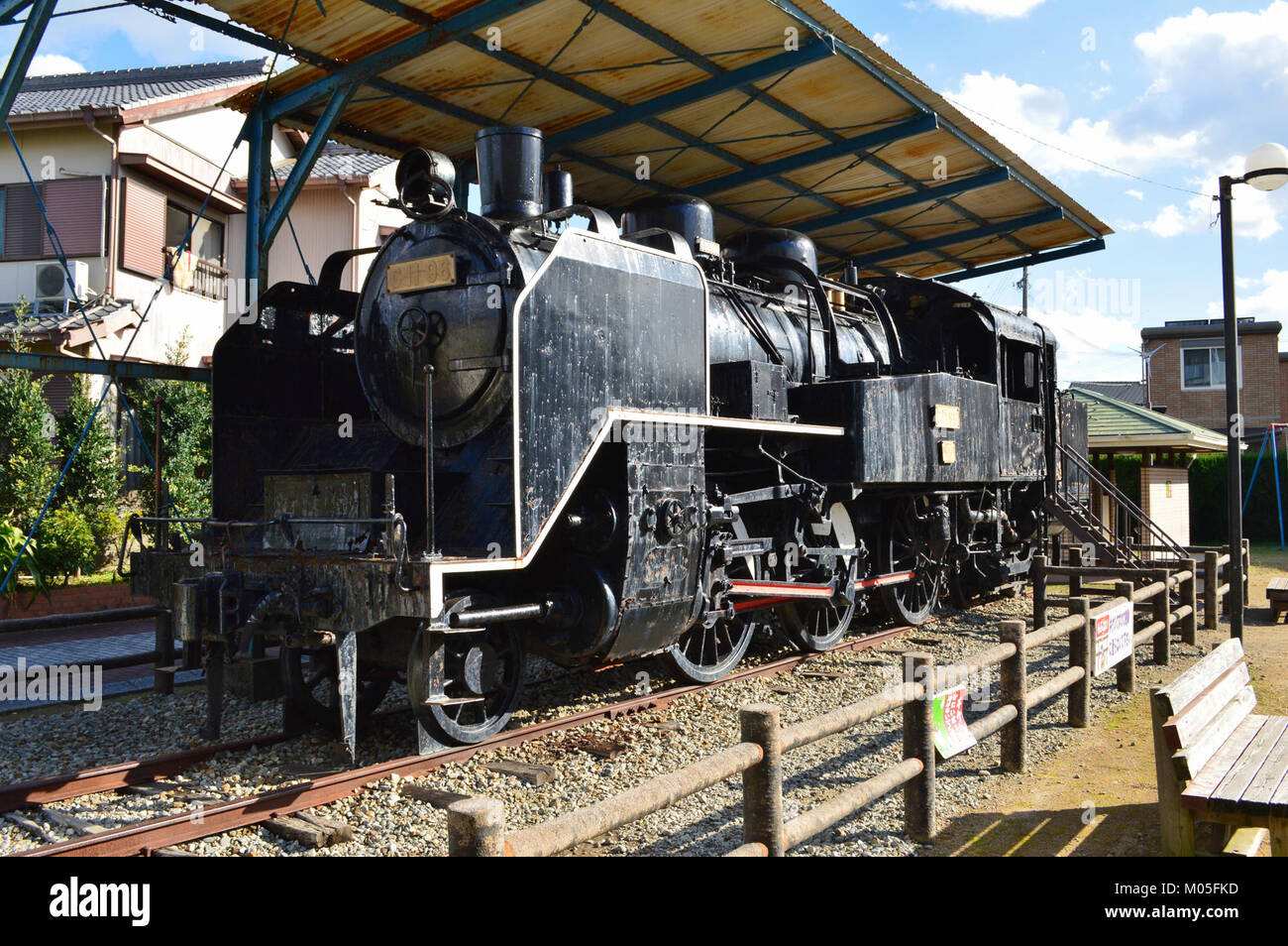 La locomotiva a vapore C11 96 nel Parco Shingu Akebono è un punto di riferimento storico, che rappresenta il patrimonio ferroviario di Japanâ. È conservato come pezzo da museo e simbolo del passato industriale della nazione. Foto Stock