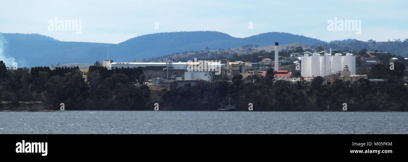 Questa immagine raffigura lo stabilimento Cadbury di Claremont, catturato il 20 novembre 2017, che mostra il suo processo di produzione e le sue operazioni nell'industria del cioccolato. Foto Stock