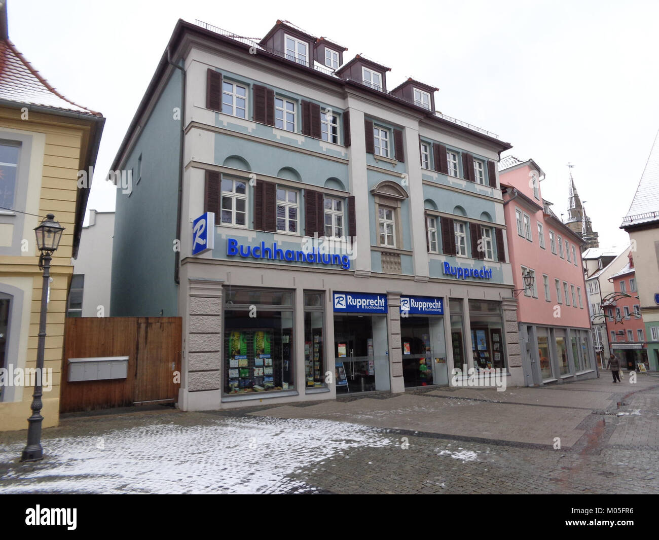 Buchhandlung Rupprecht è una libreria storica situata ad Ansbach, in Germania, nota per la sua ampia selezione di letteratura e importanza culturale. Funge da centro commerciale e culturale nella zona, offrendo libri di vari generi e organizzando eventi per la comunità locale. Foto Stock