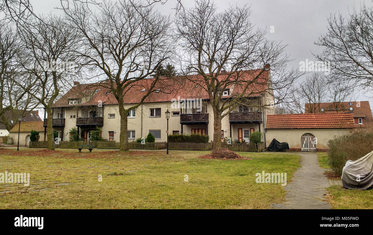Borsigplatz, situata a Dortmund, in Germania, è nota per le sue file di case, o "reihenhaus", che riflettono la tipica architettura urbana tedesca. Queste case sono un esempio di aree residenziali post-industriali che presentano design compatti adatti per le città densamente popolate. Foto Stock