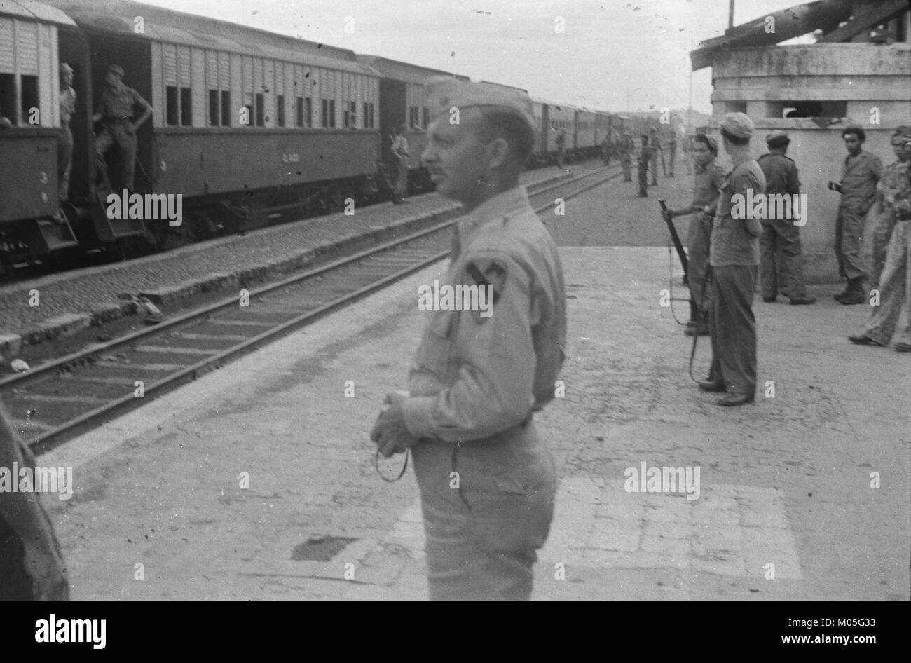 Questa fotografia raffigura un osservatore militare straniero, un ufficiale della 1st Cavalry Division degli Stati Uniti, che cattura un momento storico durante le operazioni militari. L'immagine riflette la cultura militare e gli eventi storici. Foto Stock