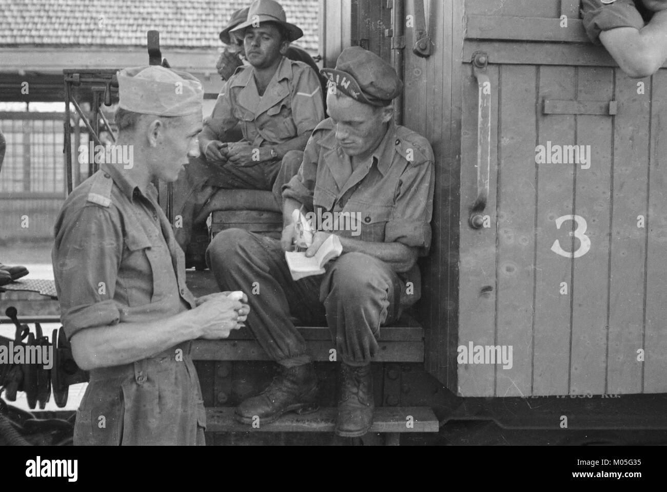 Fotografia del 5° battaglione vicino al lago Toba a Brastagi, Indonesia, che illustra la presenza militare nella regione. Foto Stock