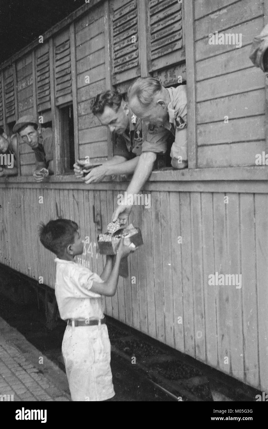 Brastagi, una città vicino al lago Toba in Indonesia, ospita il 5° Battaglione, raffigurato in questa immagine che mostra la presenza militare e il suo ruolo nella regione. Foto Stock