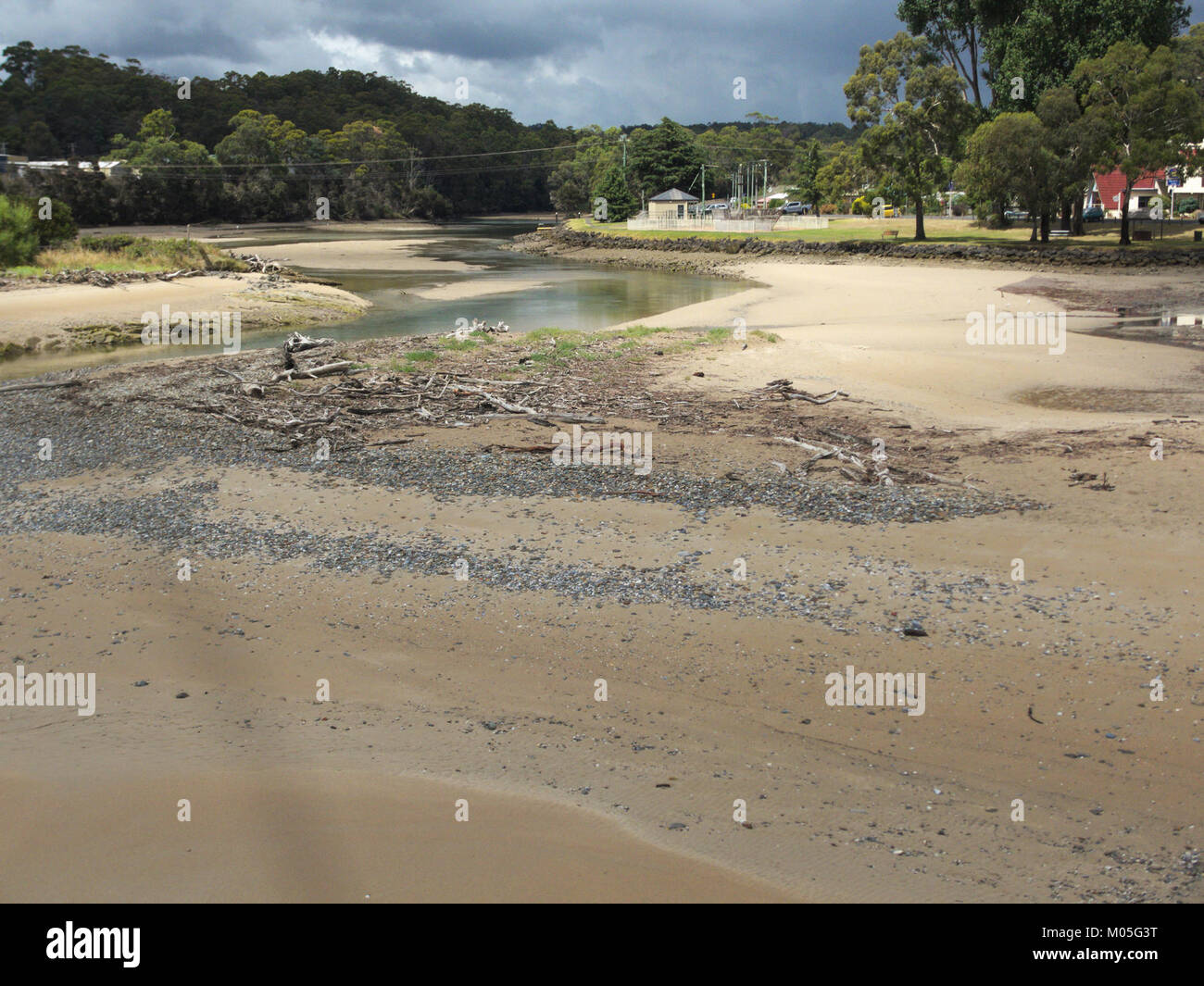 CAM River in Tasmania è conosciuto per le sue viste panoramiche e la bellezza naturale. La foto scattata il 9 gennaio 2018 mostra il tranquillo paesaggio fluviale e l'ambiente circostante. Foto Stock