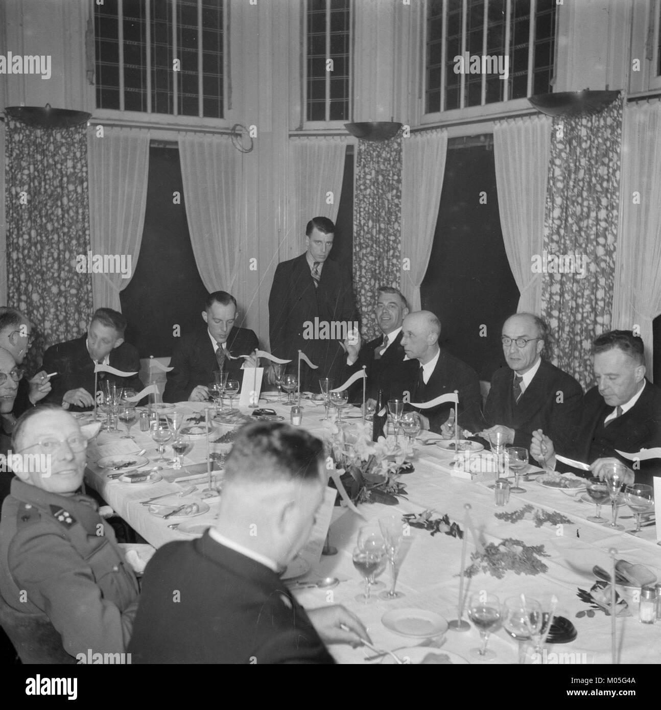 Burgers en een militair tijdens een feestelijk diner waarbij journalistschrijve, Bestanddeelnr 255-9051 Foto Stock
