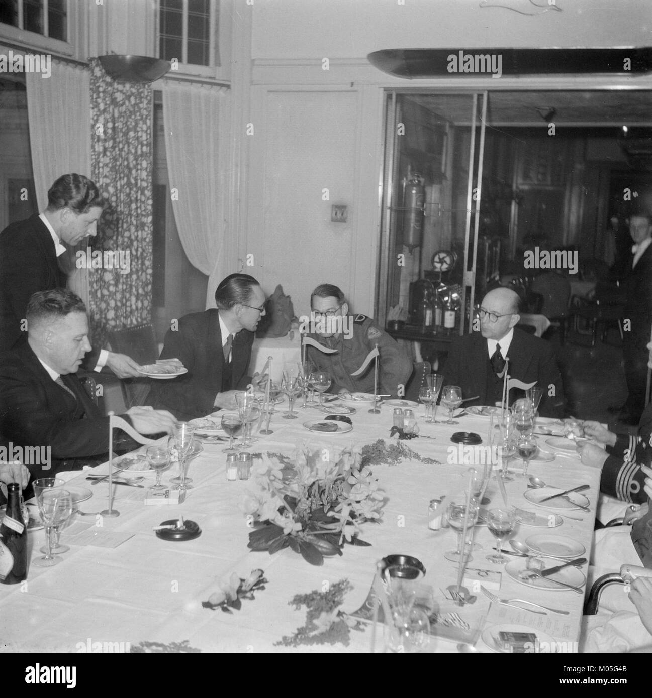 Hamburger, een militair en een marineofficier tijdens een feestelijk diner waarbij, Bestanddeelnr 255-9050 Foto Stock