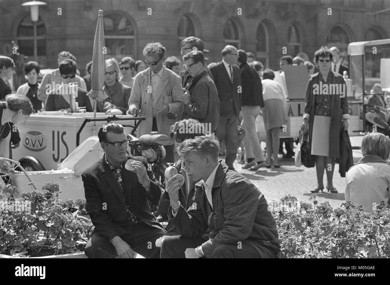 Gli stranieri sono abbozzati in Piazza Dam ad Amsterdam, raffigurando "nozems" (sottocultura giovanile) con chitarre durante un momento culturale della storia olandese. Foto Stock