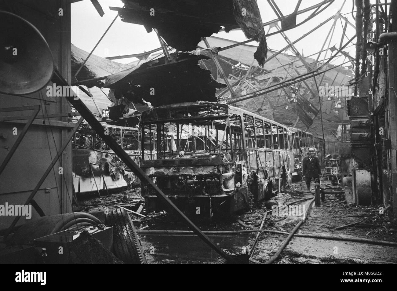 L'immagine documenta un incendio in una fabbrica della British Leyland Nederland CV, precedentemente parte dell'industria automobilistica. Questo evento mette in evidenza i pericoli e le sfide industriali che le fabbriche devono affrontare in quel periodo. Foto Stock L'immagine documenta un incendio in una fabbrica della British Leyland Nederland CV, precedentemente parte dell'industria automobilistica. Questo evento mette in evidenza i pericoli e le sfide industriali che le fabbriche devono affrontare in quel periodo. Foto Stock