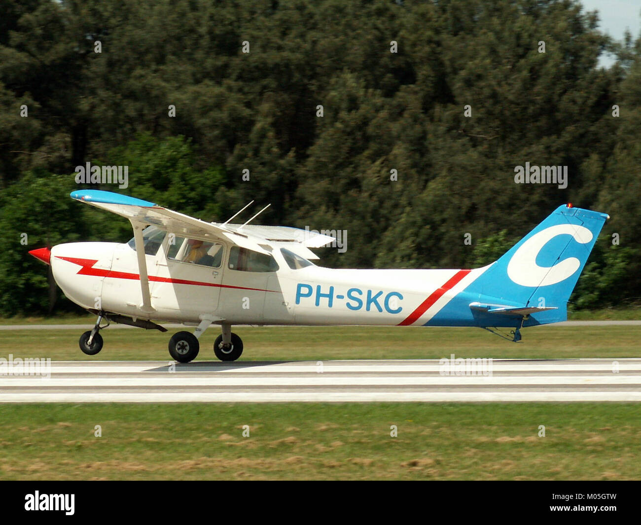 Il Cessna Skyhawk C172 è un popolare velivolo monomotore, noto per la sua affidabilità e facilità d'uso. IL PH-SKC è un aeromobile registrato nei Paesi Bassi, comunemente utilizzato per l'addestramento e il volo ricreativo. Foto Stock