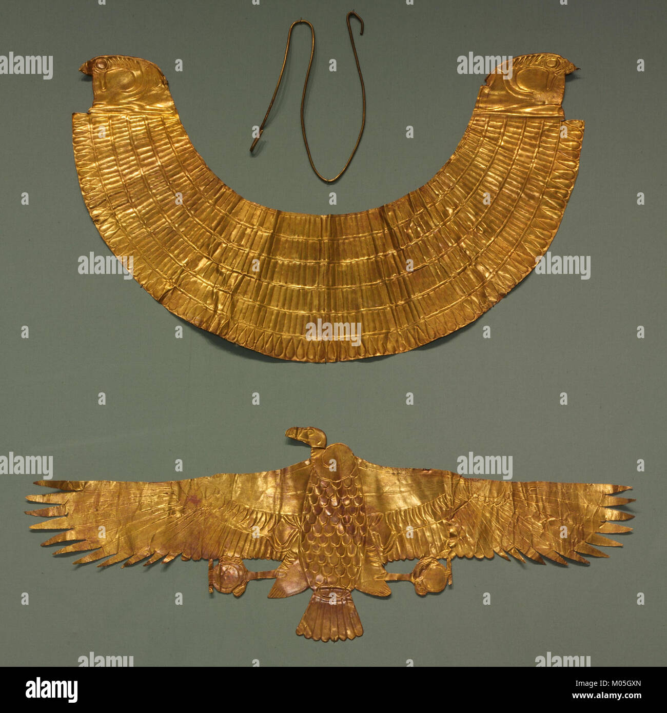 Un ampio collare con terminali a testa di falco, un manufatto di culture antiche, in mostra al Metropolitan Museum of Art Questo articolo decorativo riflette la maestria artigianale e gli elementi di design simbolici dell'epoca. Foto Stock
