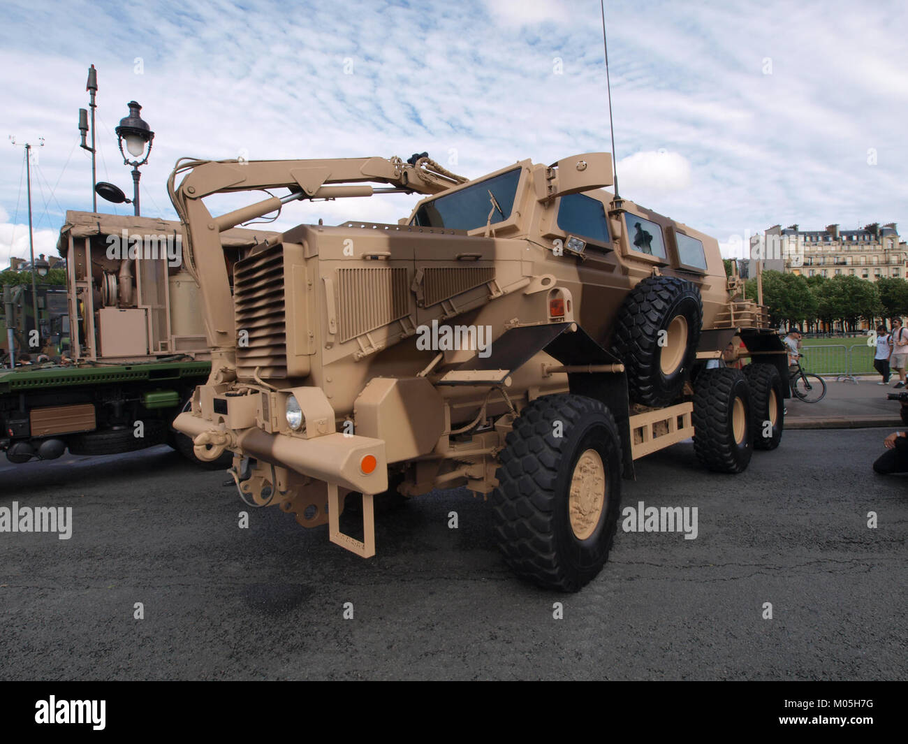 Questa immagine raffigura un Buffalo MRAP (Mine Resistant Ambush Protected Vehicle), un veicolo militare progettato per resistere a esplosioni e imboscate, comunemente utilizzato nelle zone di conflitto. Foto Stock