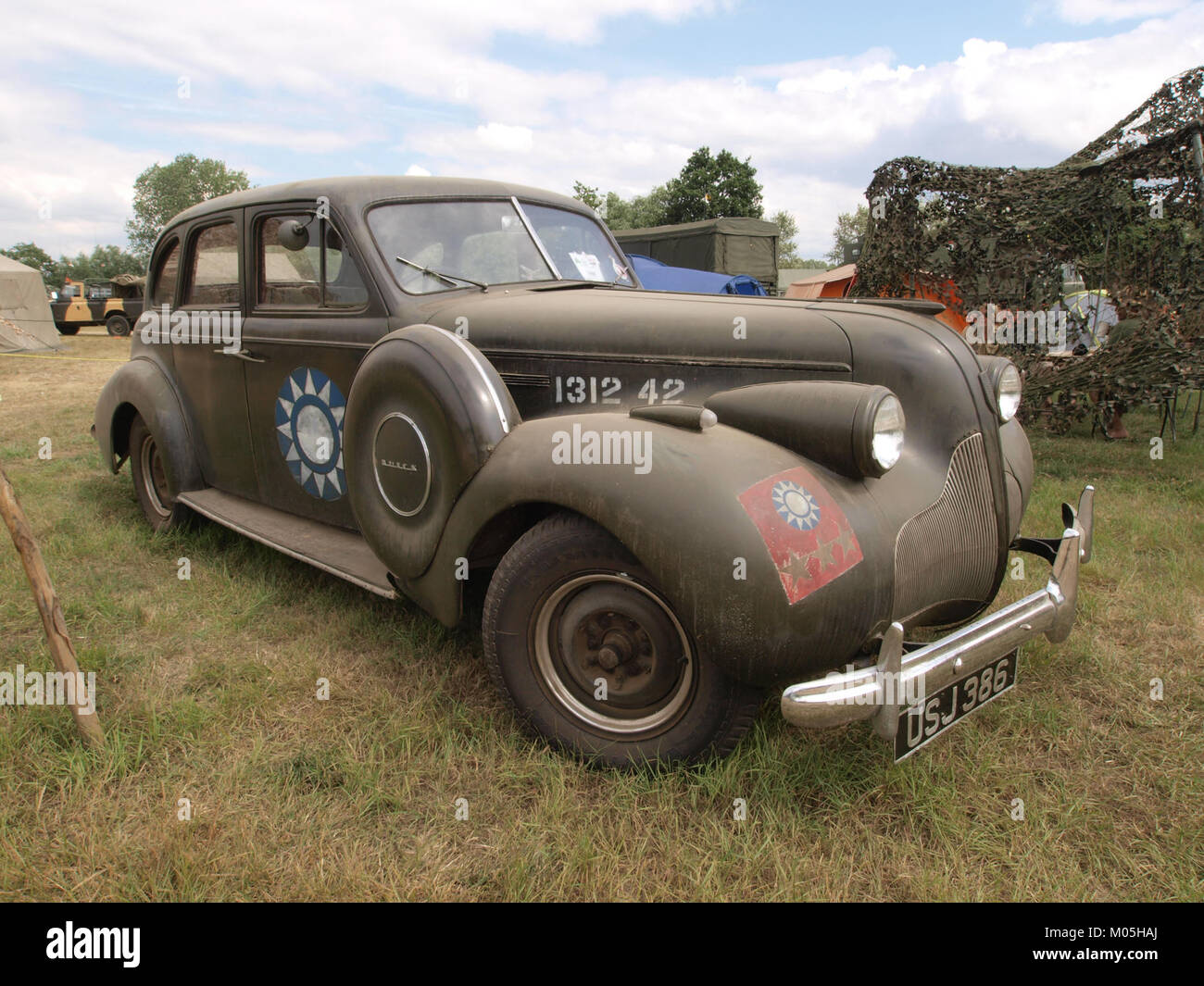 Una Buick 8 berlina del 1938, di proprietà di Clive Soord, utilizzata come auto del personale, mostrando il suo design classico e il fascino delle auto d'epoca. Foto Stock