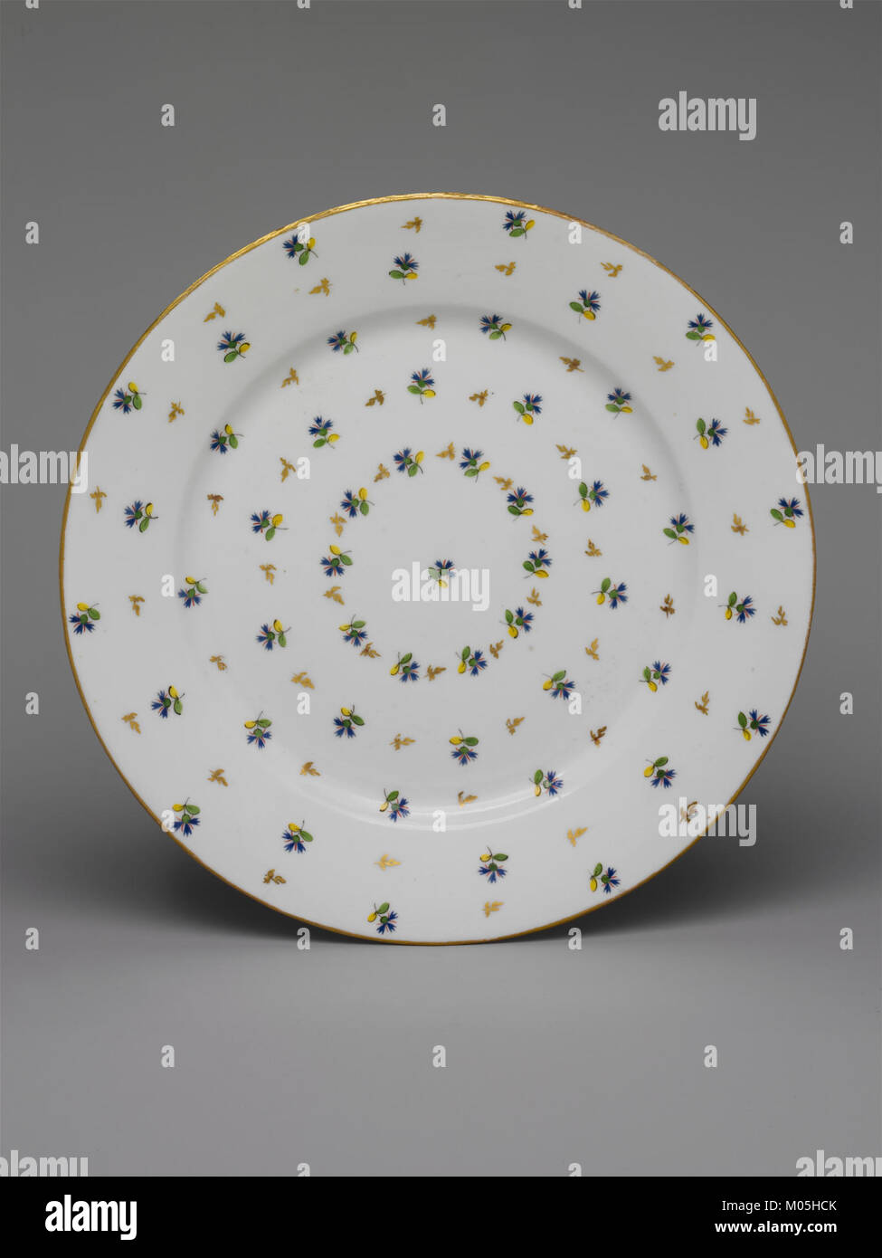 Questo piatto di torte della collezione MET è caratterizzato da una lavorazione artigianale e da un design artistico. Riflette gli stili storici delle stoviglie, enfatizzando gli elementi decorativi utilizzati per servire i piatti. Foto Stock
