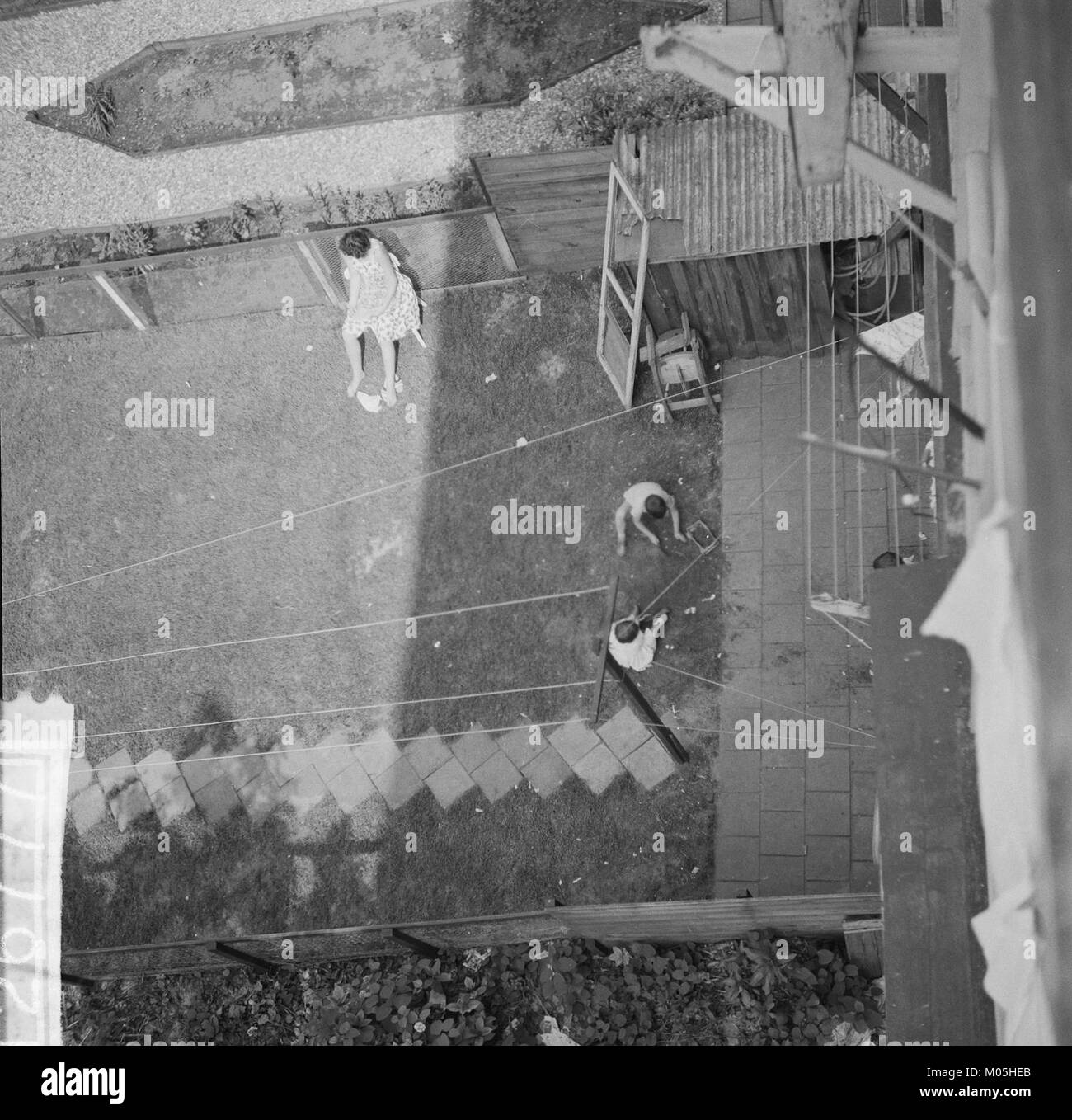 Questa immagine raffigura il "Bouw Molen aan het Kalfje", un tradizionale mulino a vento olandese. La struttura mette in risalto il classico design di un mulino a vento utilizzato nei Paesi Bassi per la fresatura del grano e il pompaggio dell'acqua. Foto Stock