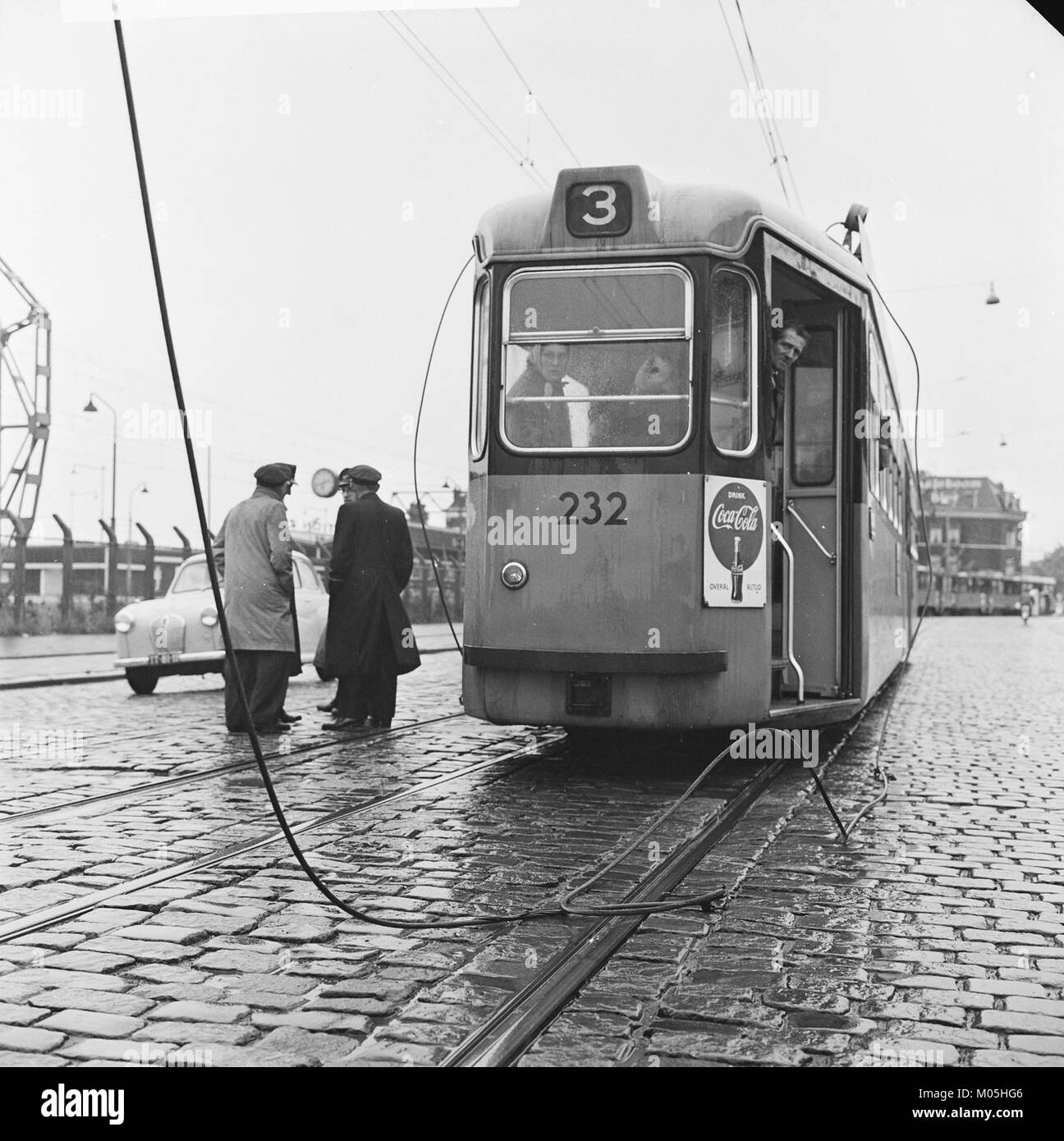 Questa immagine raffigura una linea tranviaria rotta a Rotterdam, scattata nel 1891. La linea tranviaria è una componente chiave del sistema di trasporto pubblico della città e questo evento mette in evidenza le sfide affrontate dalle prime reti tranviarie nella manutenzione delle infrastrutture. Foto Stock