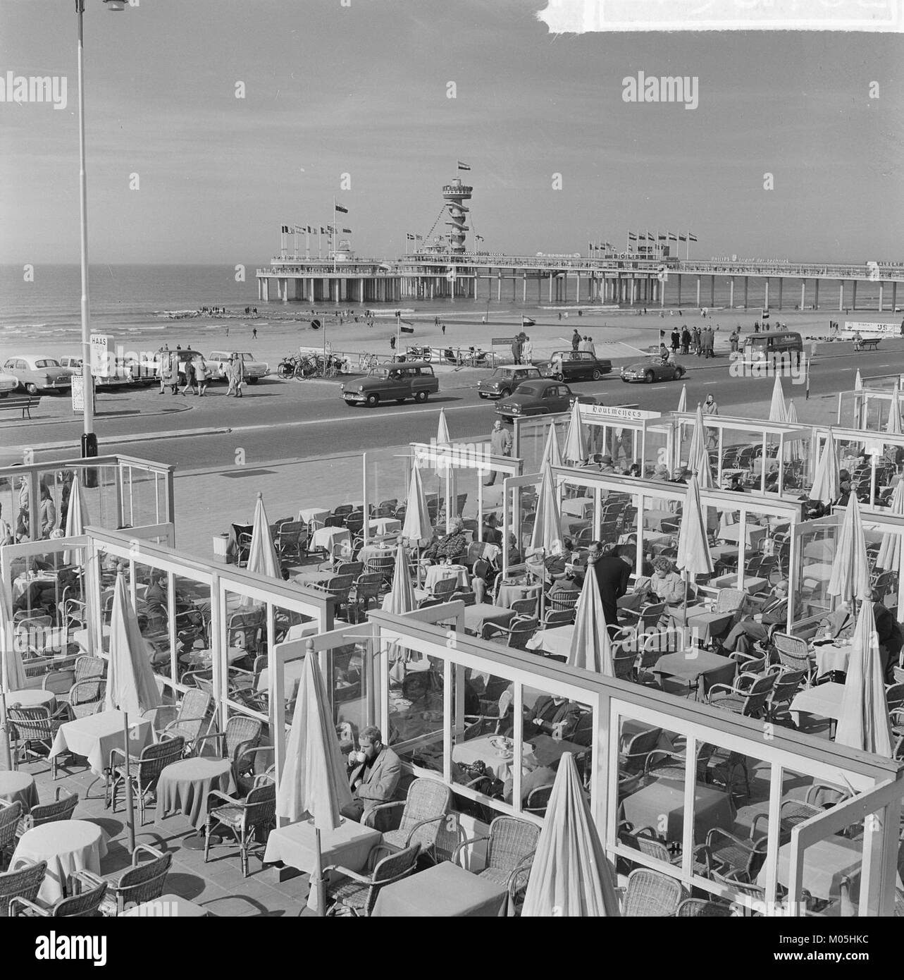 Boulevard te Scheveningen è una strada importante dell'Aia, Paesi Bassi. Conosciuto per la sua posizione sul mare, il viale offre vedute panoramiche ed è stato storicamente un luogo popolare sia per la gente del posto che per i turisti, caratterizzato da un mix di negozi, ristoranti e attrazioni culturali. Foto Stock