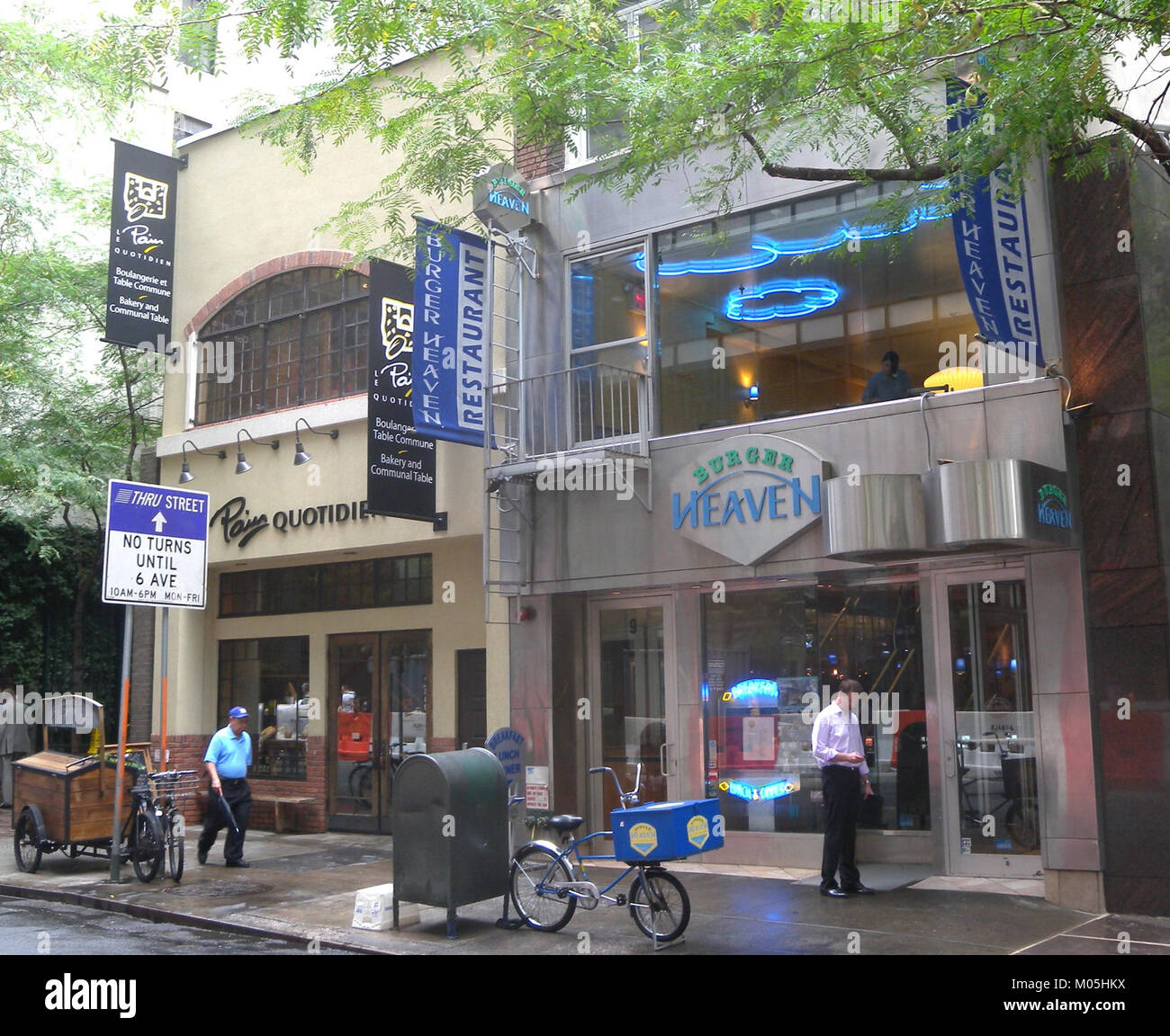 Burger Heaven 53 è un ristorante famoso per i suoi hamburger caratteristici e l'atmosfera unica. L'immagine raffigura una bicicletta vicino alla tavola calda, che cattura l'essenza di questo amato locale. Foto Stock