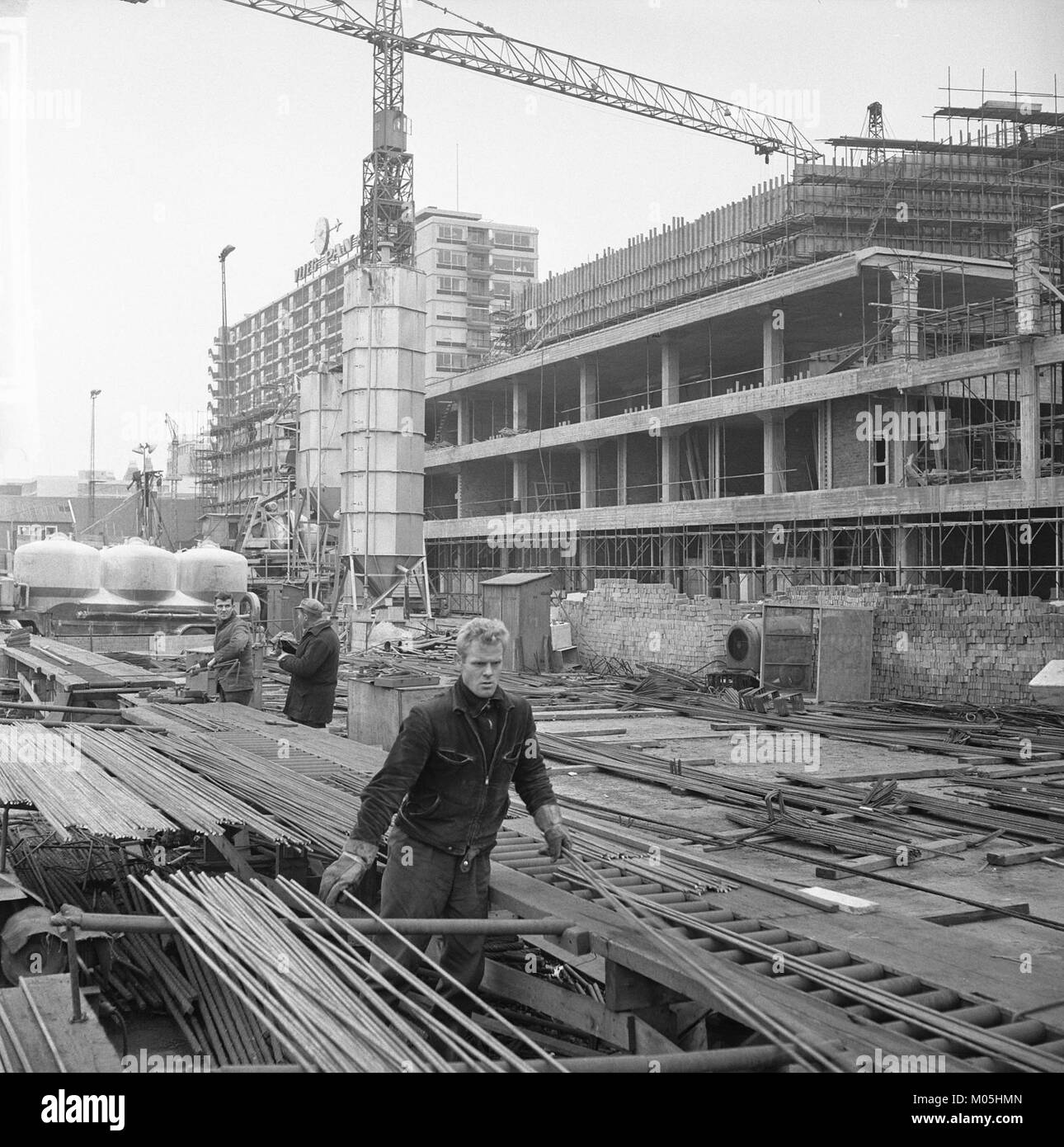 La costruzione del Concertgebouw di Rotterdam è un evento significativo nella storia architettonica della città. L'edificio è noto per la sua acustica e il design, e serve come sede principale per spettacoli musicali e culturali a Rotterdam. Foto Stock