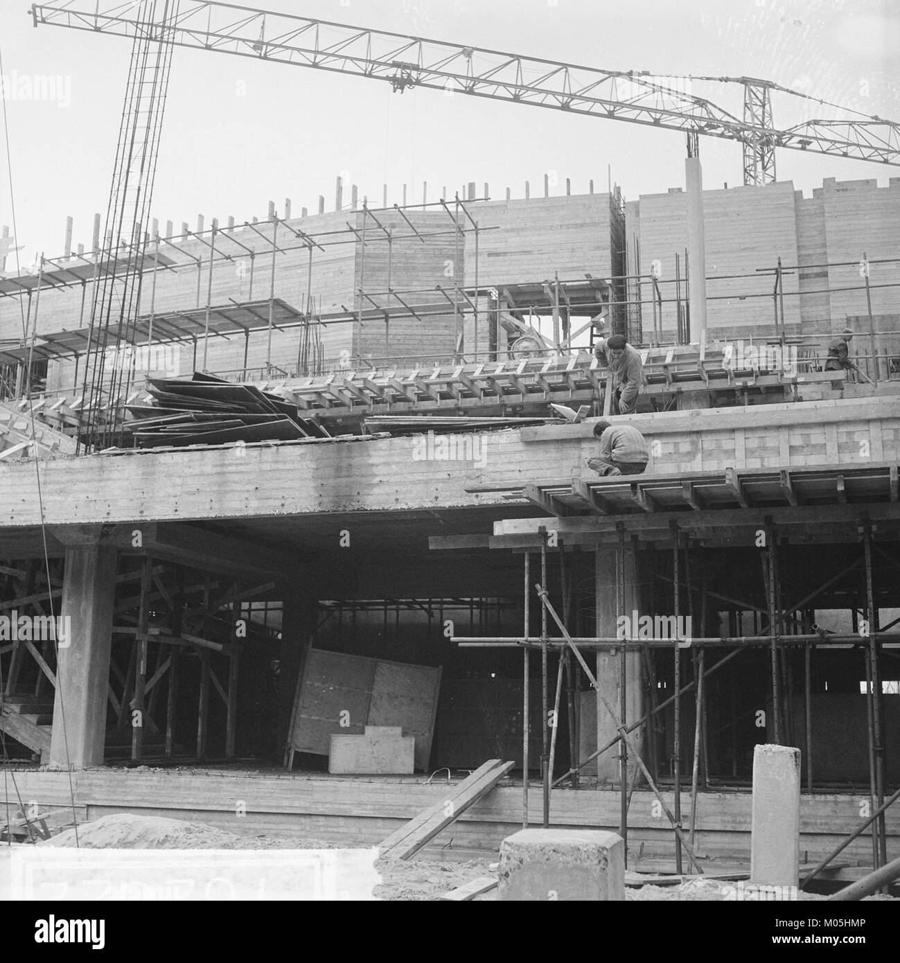 Il Bouw Concertgebouw di Rotterdam, catturato a Bestanddeelnr 916-2822, mostra la grandezza architettonica e il significato culturale dell'edificio. In quanto importante sala da concerto, contribuisce alla ricca vita culturale e alla storia della performance musicale di Rotterdam. Foto Stock