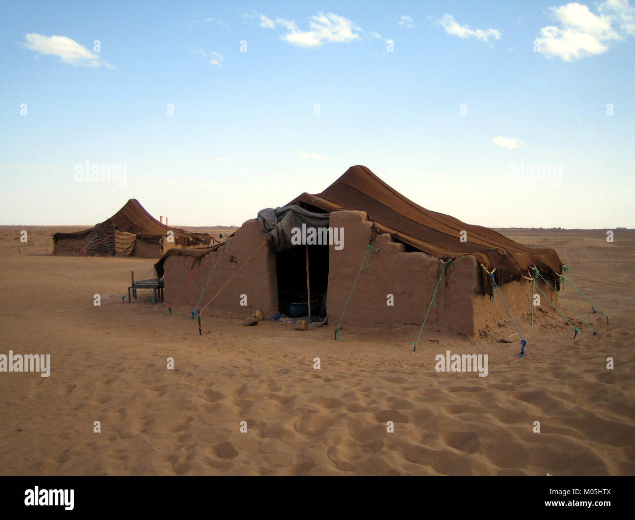 Fotografa un accampamento nel deserto, che mostra tende e il paesaggio arido, catturando l'essenza della vita nel deserto e della vita nomade. Foto Stock