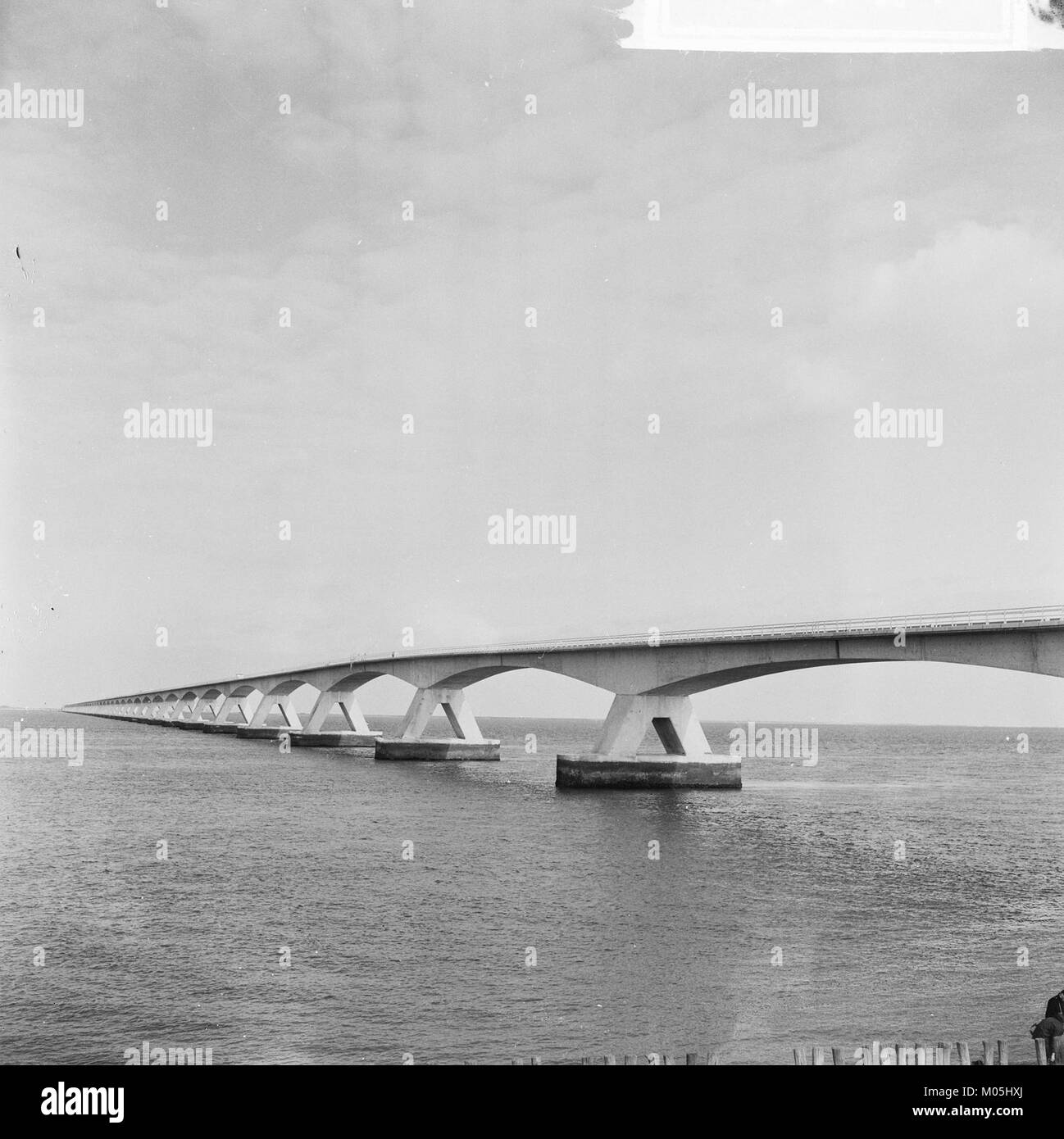 Bruggen è una città olandese con monumenti storici e notevole architettura. Questa particolare immagine, intitolata Bestanddeelnr 918-3557, mette in risalto il ricco patrimonio culturale della città. I corsi d'acqua e i ponti della città sono fondamentali per il suo design, e presenta esempi significativi di ingegneria olandese e pianificazione urbana. Foto Stock