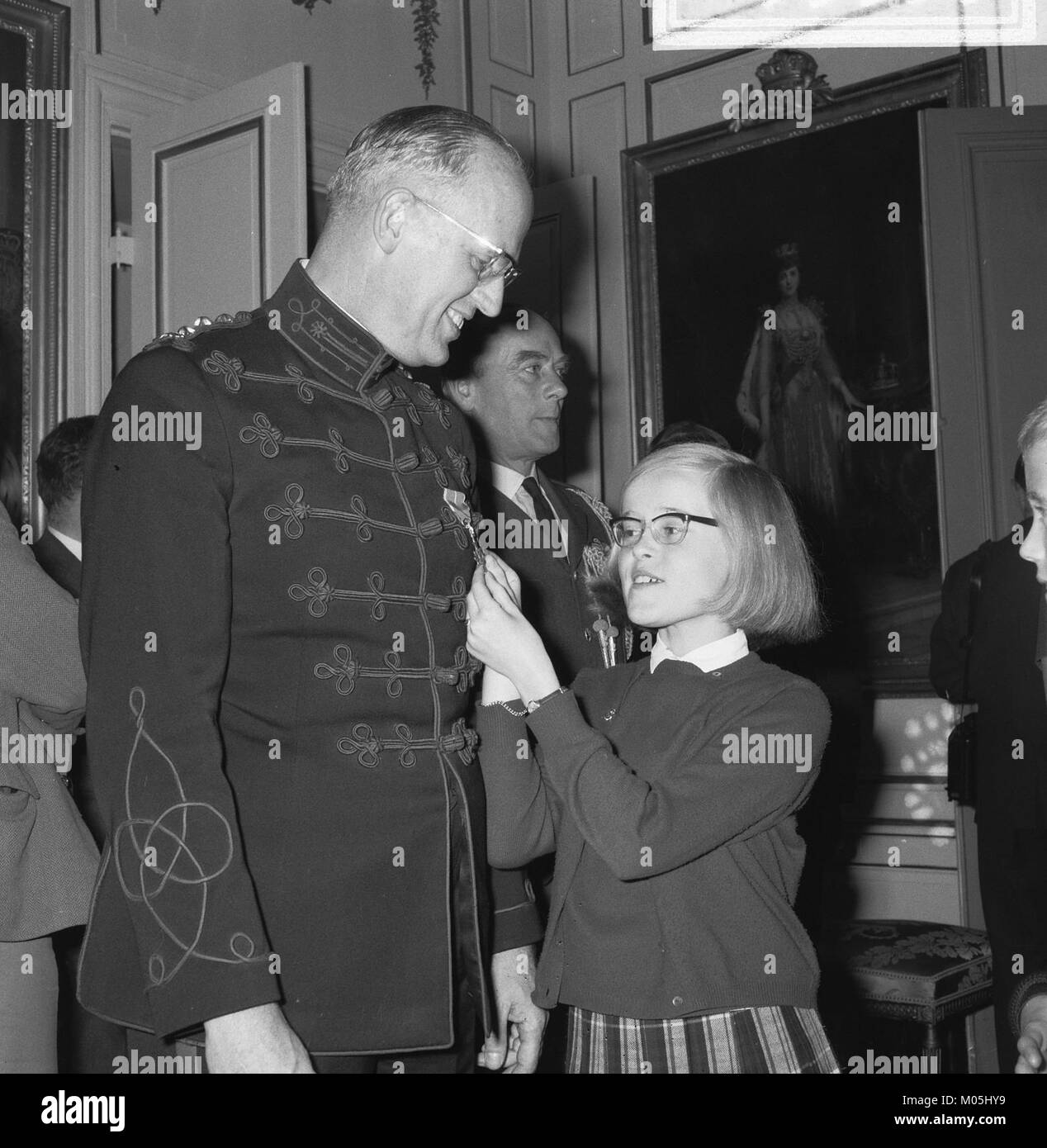L'ambasciatore britannico onora i cittadini olandesi per i loro contributi durante la settimana britannica, con un'immagine commemorativa dell'evento. Foto Stock