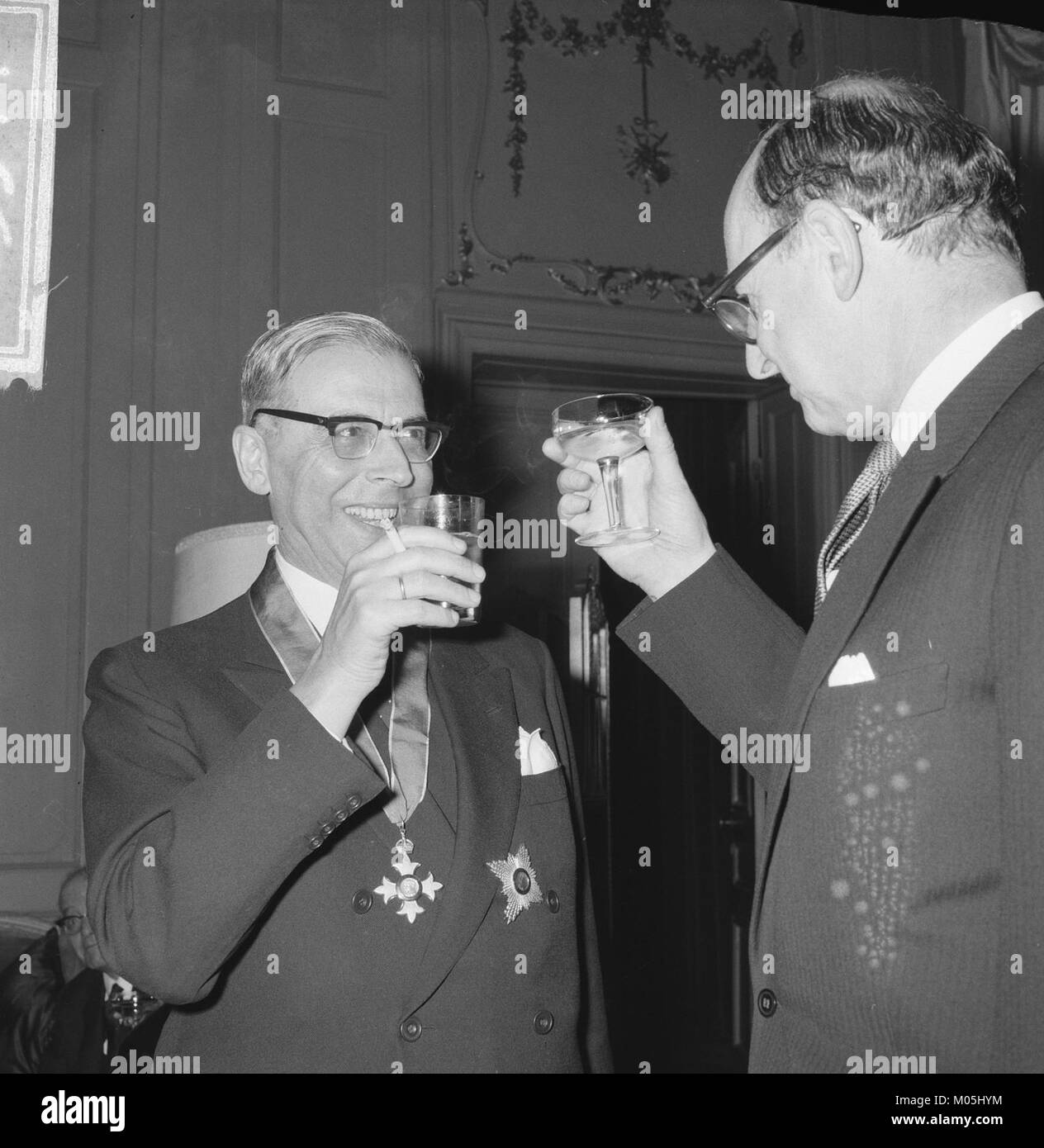 I cittadini olandesi sono riconosciuti dall'ambasciatore britannico per i loro contributi durante la settimana britannica nei Paesi Bassi. Questo evento celebra lo scambio culturale tra il Regno Unito e i Paesi Bassi, evidenziando i risultati ottenuti e favorendo le relazioni internazionali. Foto Stock