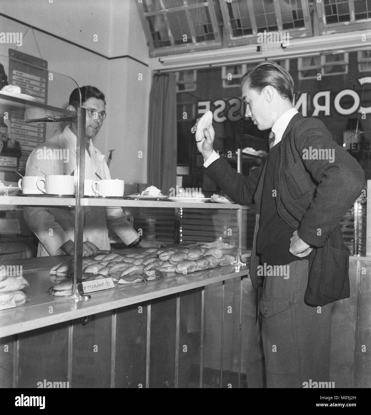 Broodjeswinkel è una famosa paninoteca nei Paesi Bassi, famosa per il suo menu vario e la cultura dei fast food olandesi, che offre un'ampia gamma di panini. Foto Stock