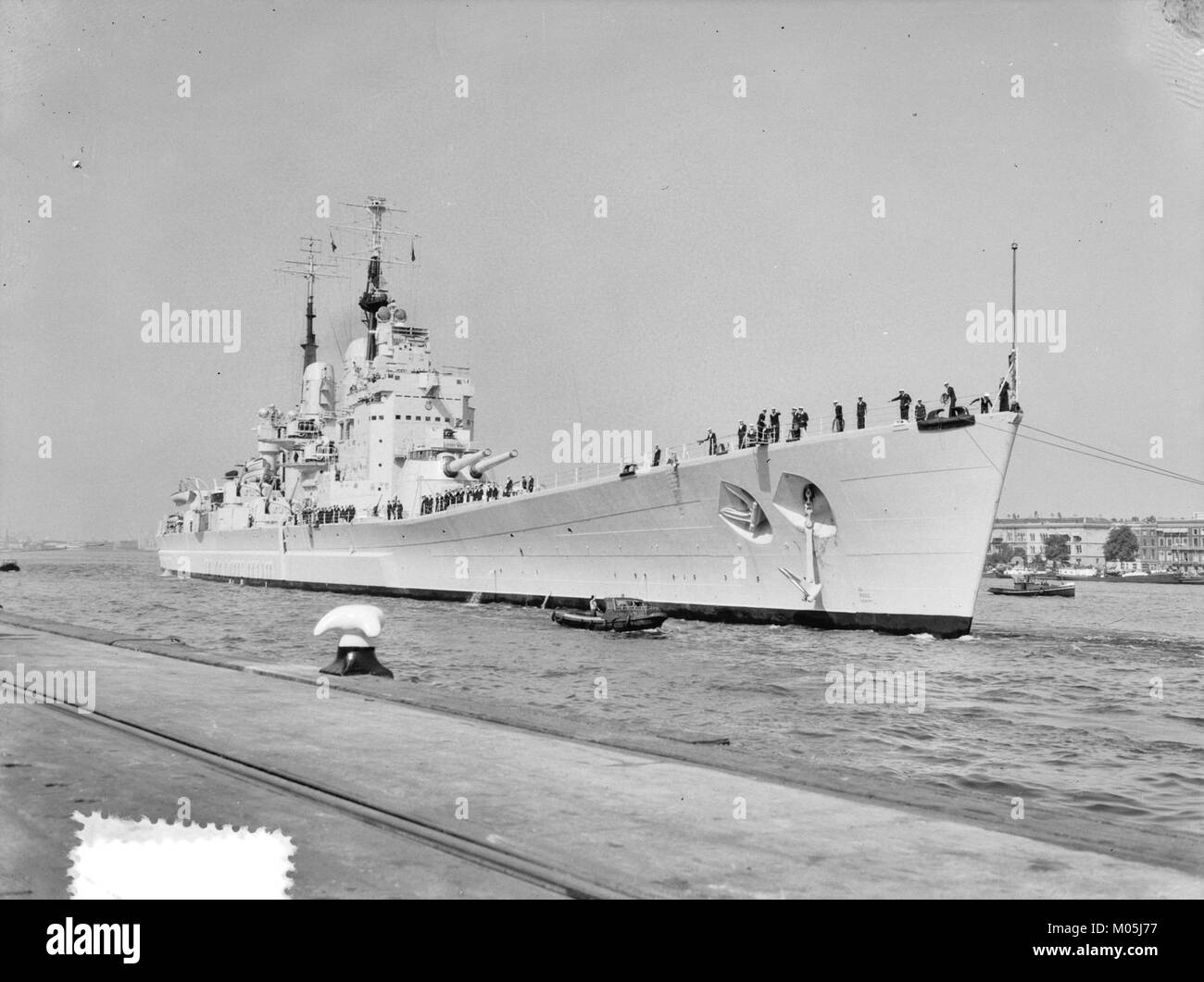 La nave da battaglia inglese Vanguard visita Rotterdam in questa immagine storica, catturando un evento navale significativo nella città portuale. La Vanguard, una nave della Royal Navy, era un simbolo della forza militare britannica dopo la seconda guerra mondiale. Foto Stock