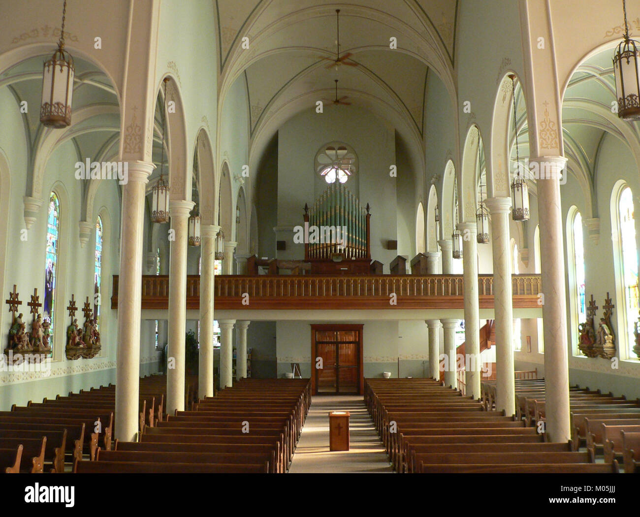 Fotografia all'interno della Bow Valley SS Peter-Paul, un edificio religioso situato nella Bow Valley, che mostra la sua architettura e il suo significato religioso. Foto Stock
