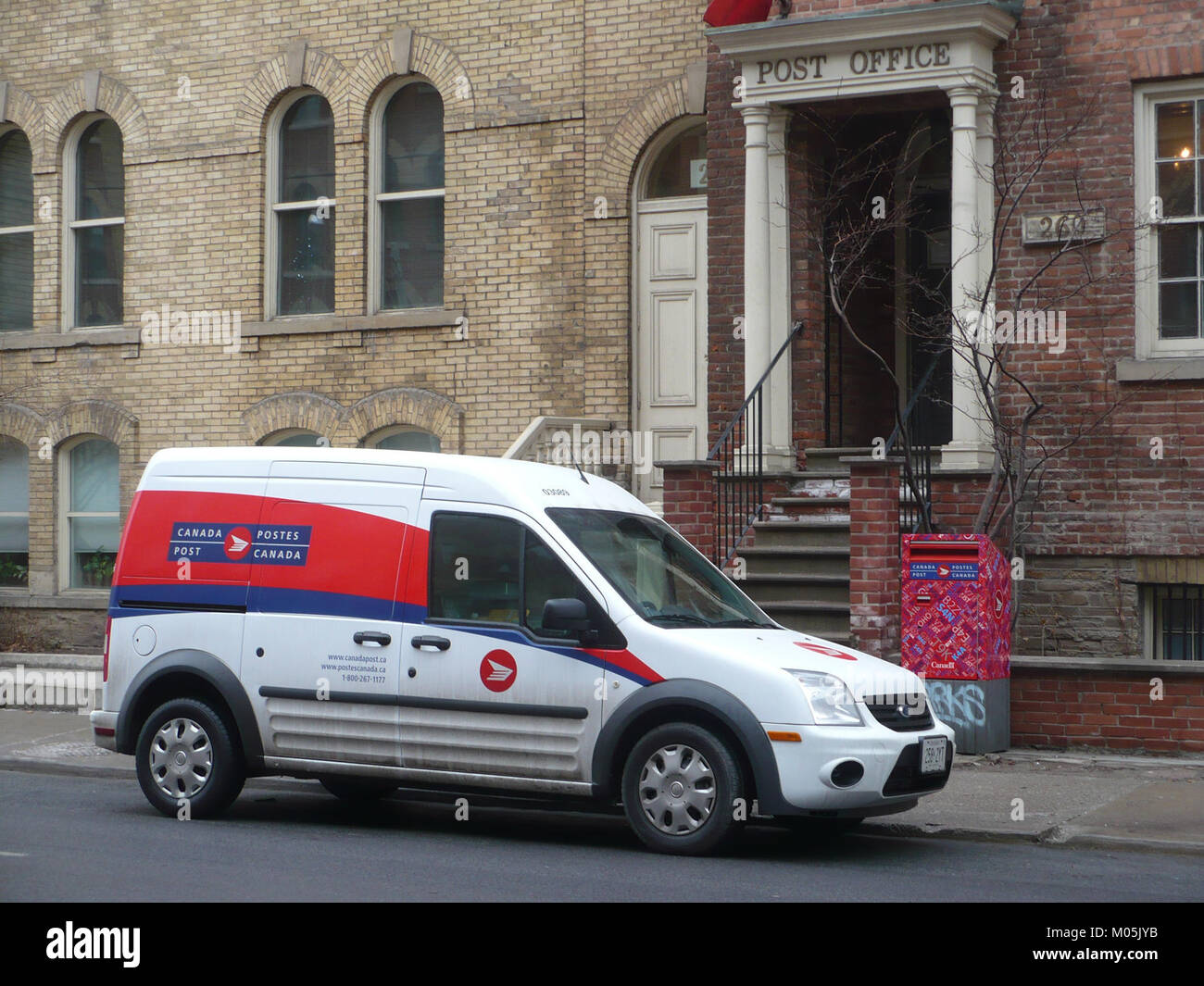 Questa immagine mostra un veicolo Ford utilizzato da Canada Post, che mostra il marchio e il design associati ai servizi postali in Canada. Riflette la storia e l'evoluzione dei trasporti all'interno del sistema postale canadese. Foto Stock