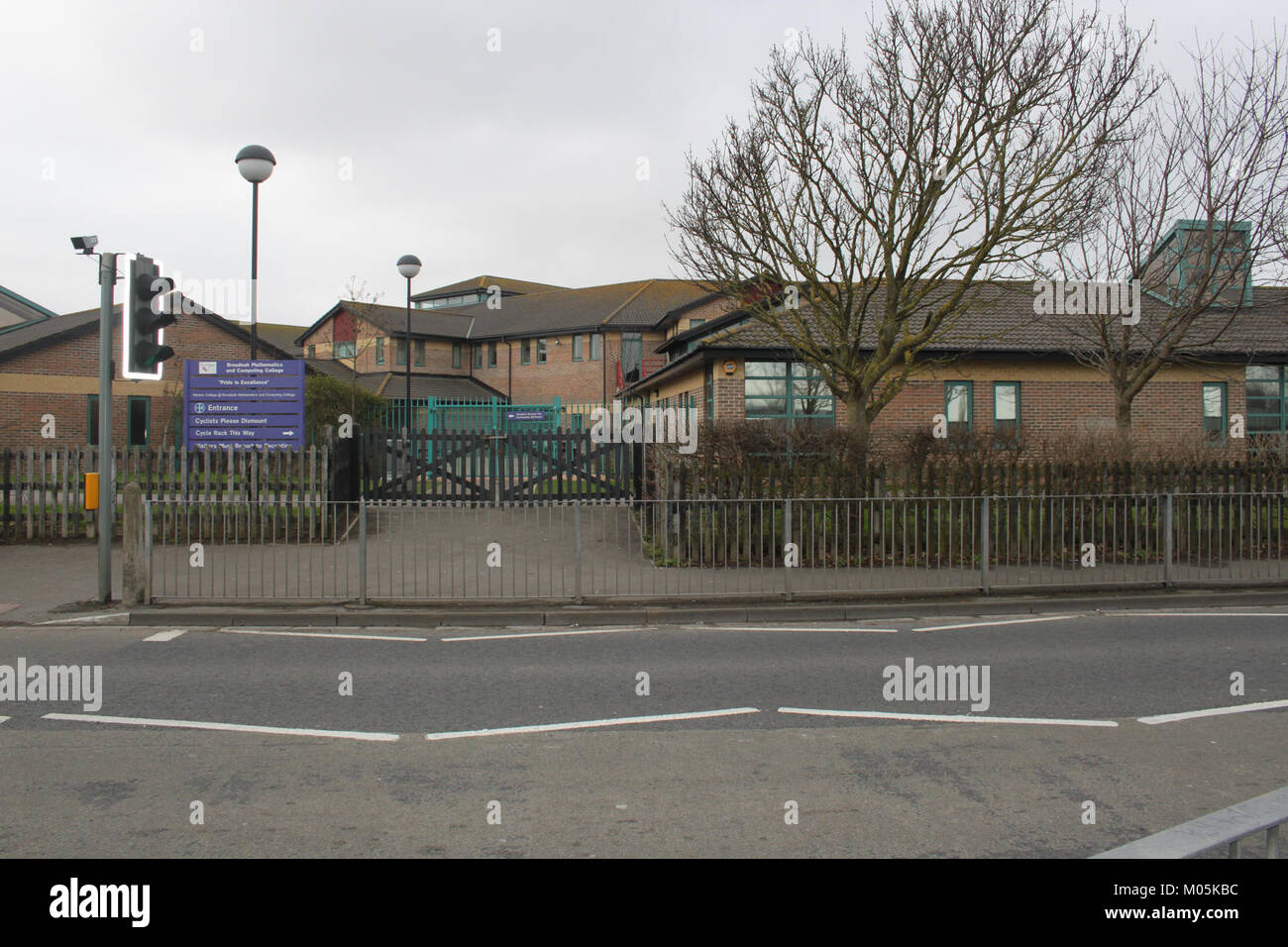 Il Broadoak Mathematics and Computing College è un istituto educativo specializzato in matematica e informatica. Il college si concentra sulla fornitura di un'istruzione di alta qualità e sulla preparazione degli studenti per le carriere in questi campi. Offre una gamma di programmi accademici e attività extracurriculari per sostenere lo sviluppo degli studenti. Foto Stock