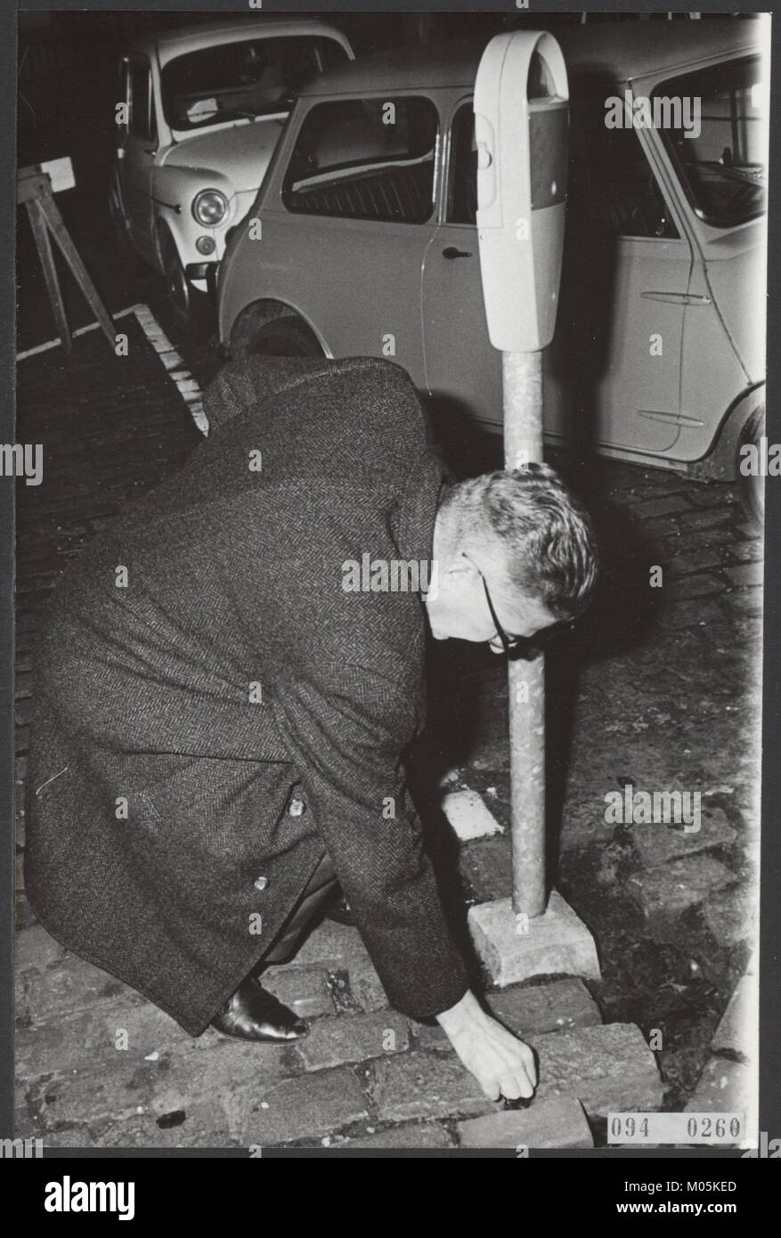 In questa fotografia storica, Burgemeester Thomassen e altri funzionari municipali di Rotterdam visitano Amsterdam. L'immagine cattura un momento di impegno politico interurbano nei Paesi Bassi. Foto Stock