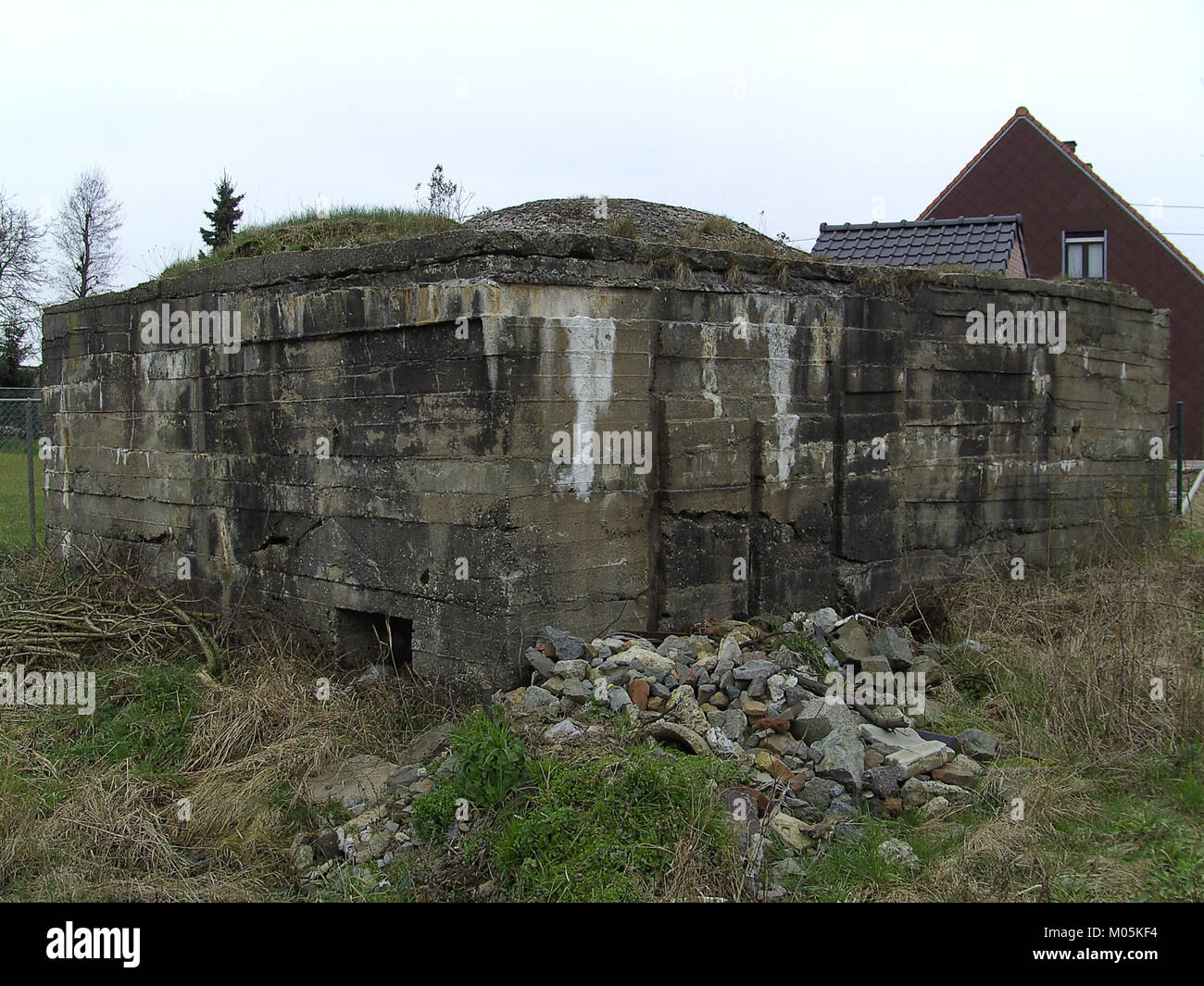 Una fotografia del Bunker 1 lungo la linea ferroviaria 64, identificata con il numero 244302, raffigurante la sua struttura e l'ambiente circostante. Foto Stock