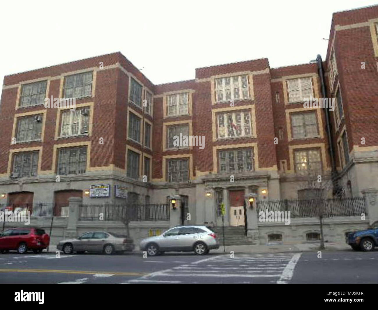 Un riferimento storico alla Brooklyn Latin School, situata al 436 di Bushwick Avenue, che mette in risalto la sua eredità educativa a Brooklyn, New York. Foto Stock