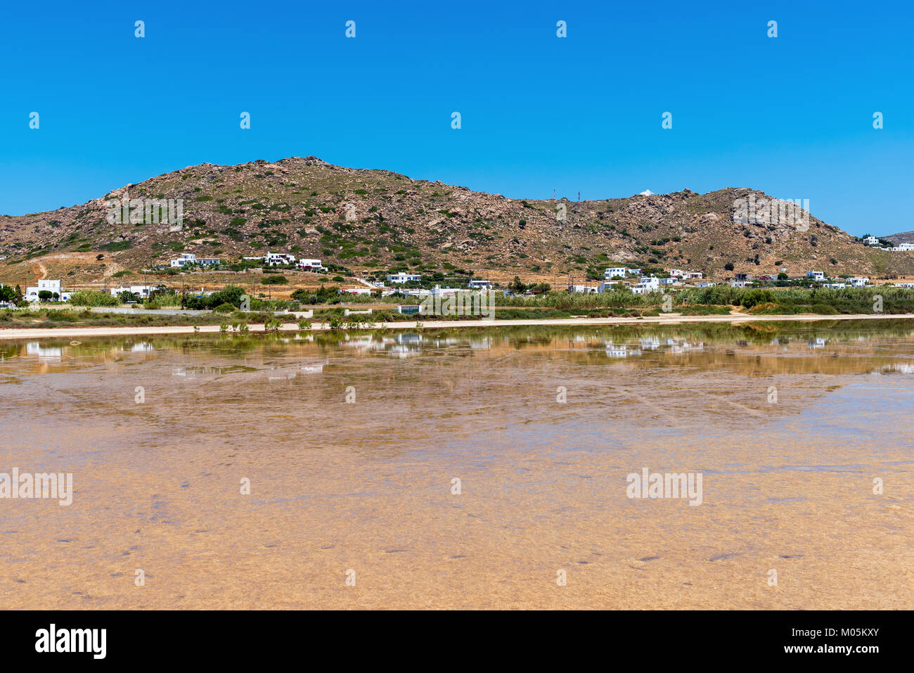 Uno splendido scenario con le case sulle colline vicino a Mikri Vigla beach sull'isola di Naxos, Grecia Foto Stock