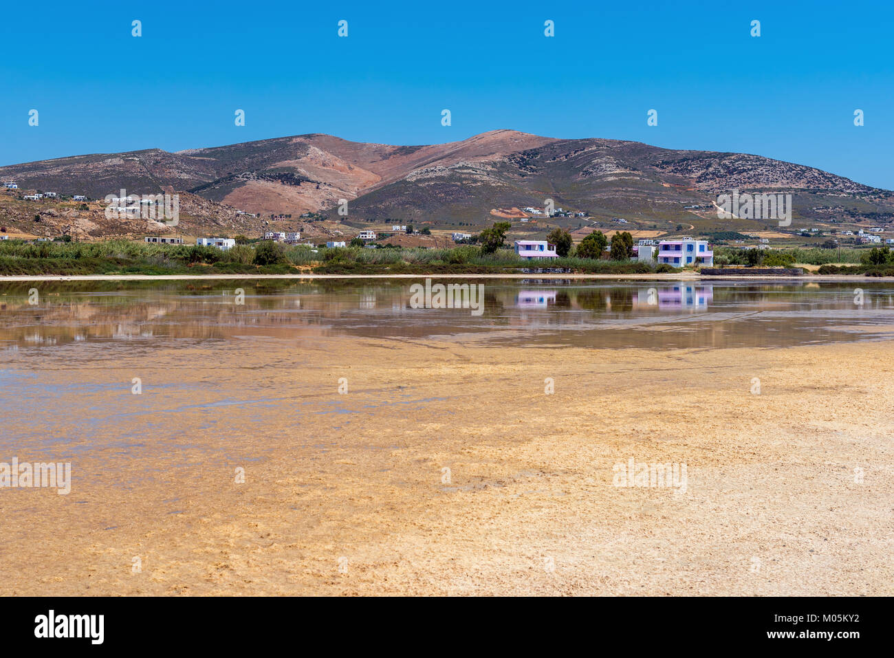 Uno splendido scenario con le case sulle colline vicino a Mikri Vigla beach sull'isola di Naxos, Grecia Foto Stock