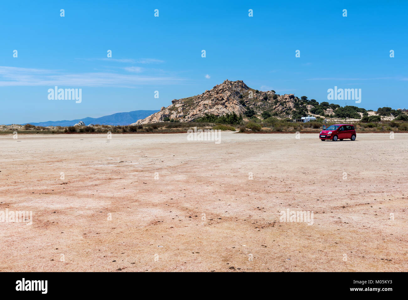 Bellissimi paesaggi costieri con la montagna nella parte sud-ovest dell'isola di Naxos. La Grecia Foto Stock