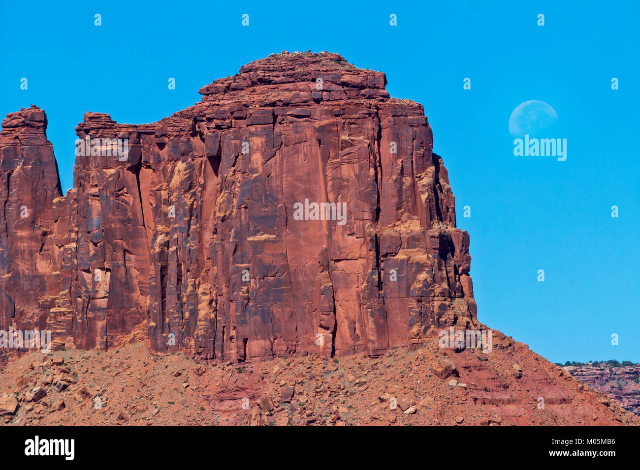 Una vista della luna durante il giorno dietro la formazione geologica vicino Aghi National Park nello Utah. Foto Stock