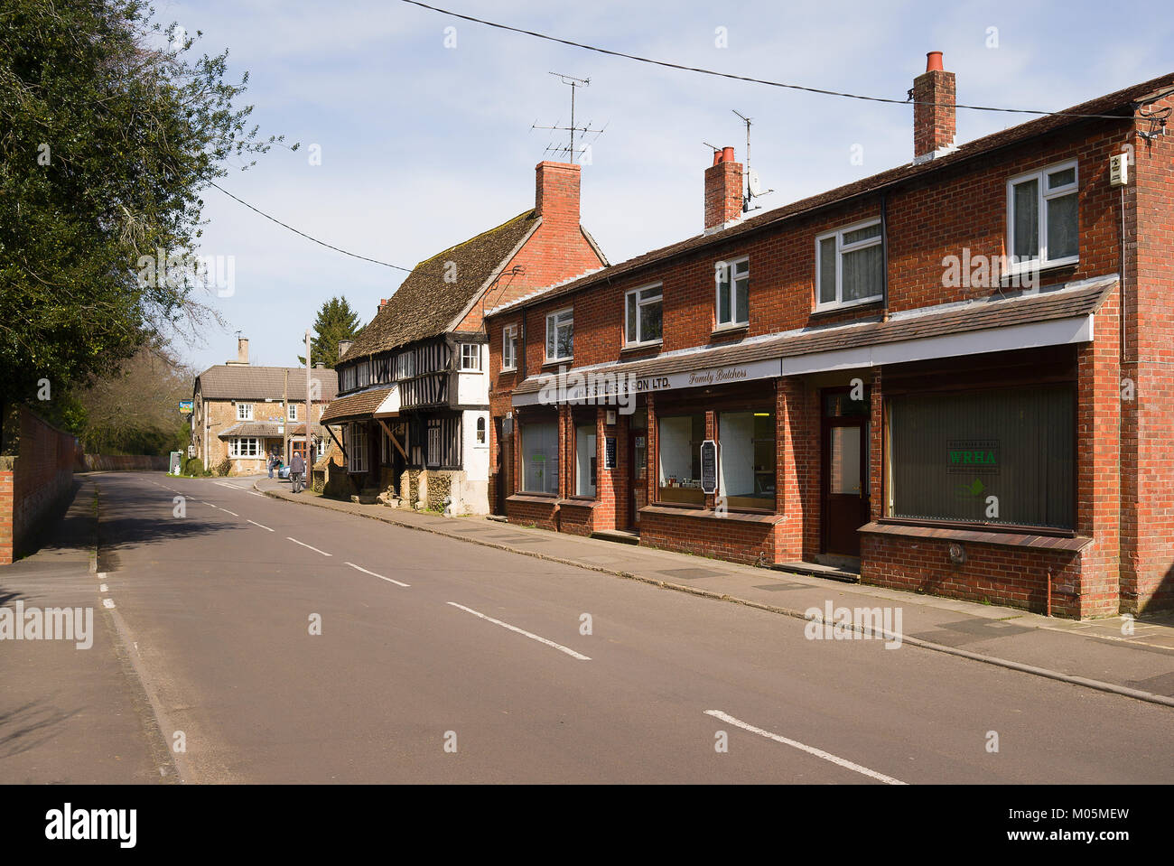 La vecchia e la nuova proprietà in Bromham high street nel Wiltshire, Inghilterra REGNO UNITO Foto Stock