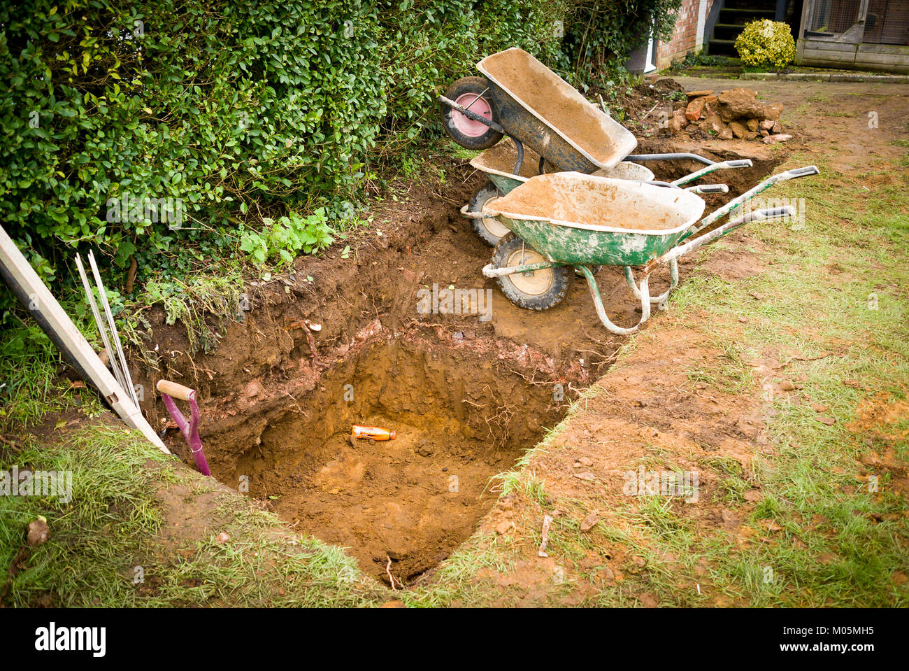 Alla fine della giornata di scavare un nuovo pit soakaway presso un sito privato NEL REGNO UNITO Foto Stock