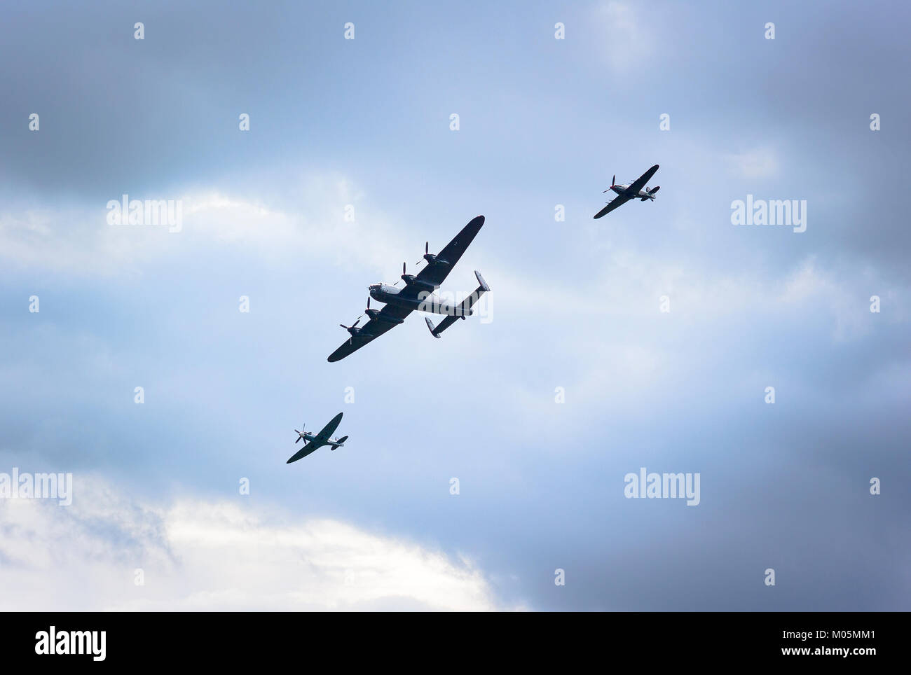Una formazione del Battle of Britain Memorial Flight uragano, Lancaster e Spitfire sorvolano Inghilterra GLOUCESTERSHIRE REGNO UNITO Foto Stock